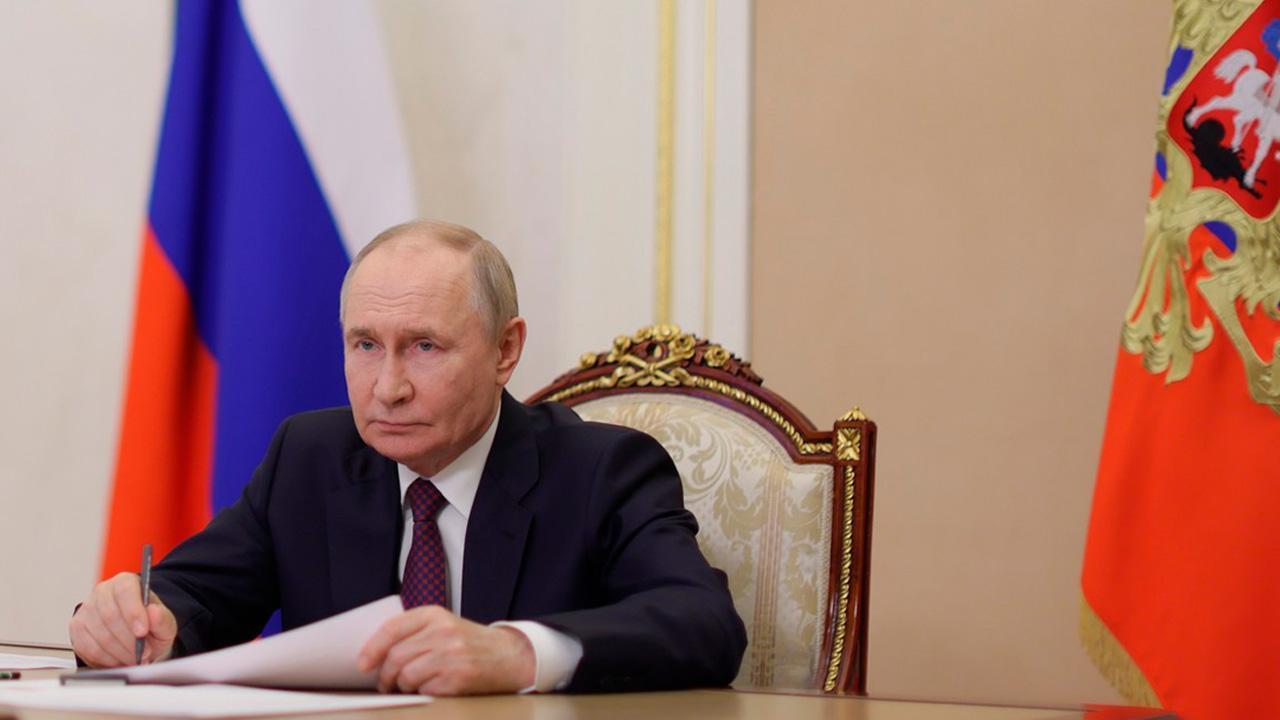 Владимир Путин подписал указ об установлении звания Заслуженный работник судостроения Согласно документу опубликованному на сайте Кремля также утверждается положение о почетном звании которое присваивается за личные заслуги в создании современной судостроительной продукции военного гражданского и двойного назначения в разработке и производстве перспективных образцов судостроительной техники и технологий для судостроительной отрасли в целях обеспечения национальных интересов и безопасности России Фото kremlin ru Самые важные и оперативные федеральные новости в канале Вести в MAX