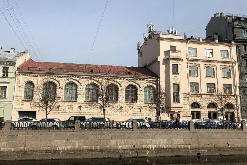 Манеж Половцовых в Петербурге стал памятником регионального значения Здание на набережной Крюкова канала включено в список объектов культурного наследия сообщили в пресс службе КГИОП Здание построено в 1889 году по проекту архитектора Максимилиана Месмахера для сенатора секретаря Государственного совета Александра Половцова и его супруги приемной дочери барона Александра фон Штиглица Надежды Михайловны рассказали в пресс службе  С 1946 года в манеже работает Открытая киностудия Лендок Ранее там размещались театр оперетта и дом искусств Фото КГИОП Читать РБК Петербург