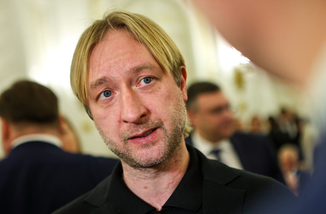 Сына Евгения Плющенко увезли на скорой после шоу Спящая красавица По словам отца ребенок был болен но его напичкали таблетками перед выступлением Сегодня мама Яна правильно сказала А как быть если чемпионат мира а ты в таком состоянии Нет вариантов Там методы другие есть конечно более сильные таблетки Но мы его напичкали всякими нурофенами и он откатался герой сказал Плющенко старший Sport24 Плющенко уточнил что и сам оказывался в подобных ситуациях когда ради карьеры приходилось действовать жестко Перед самим выступлением у его сына была температура и тошнота Подписаться на URA RU мы в MAX