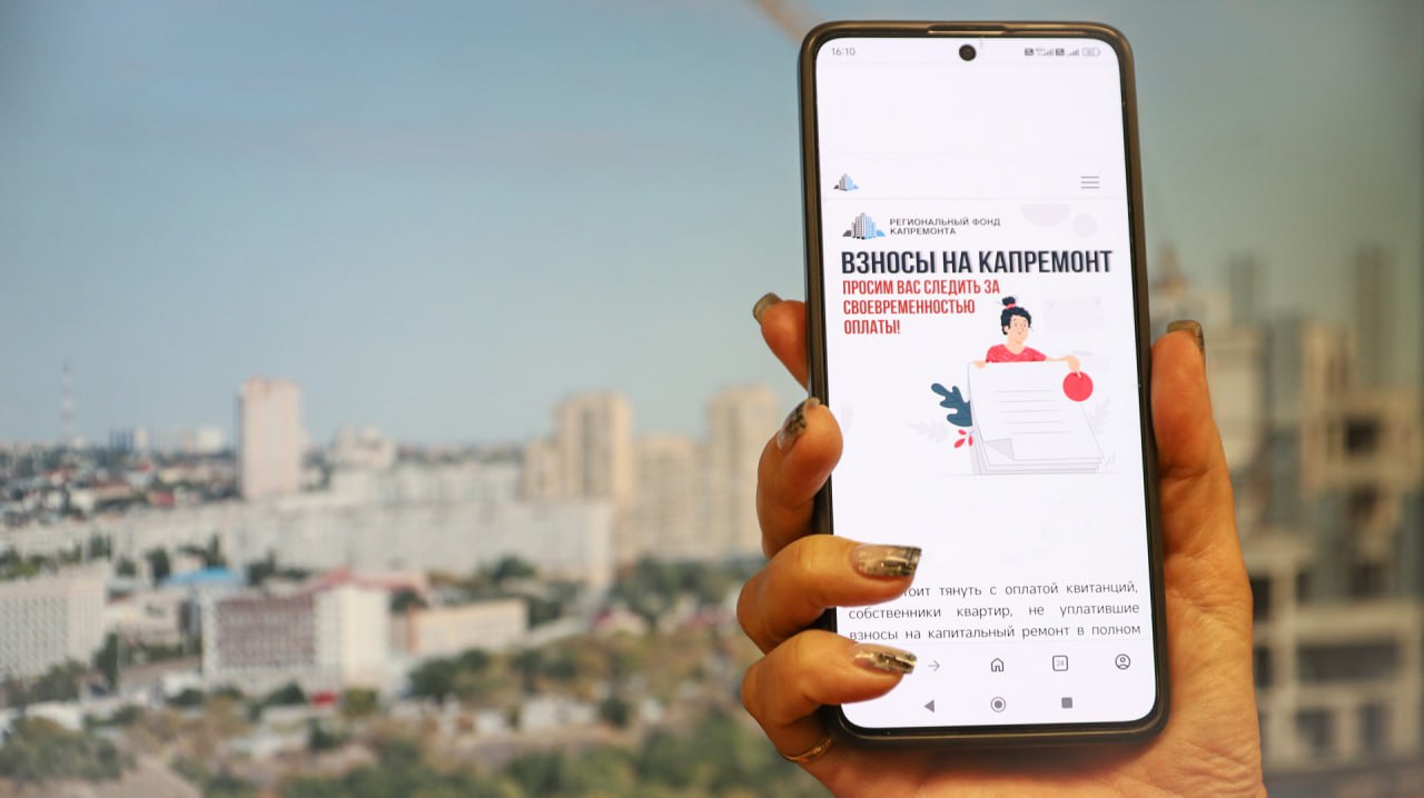 Законодательно скорректированы сроки уплаты взносов на капремонт Данное решение принято сегодня Волгоградской областной Думой Изменения внесены в закон Об организации проведения капитального ремонта общего имущества в многоквартирных домах расположенных на территории Волгоградской области и вступают в силу с 1 марта 2026 года Сроки внесения взносов на капремонт в регионе определяются по аналогии с оплатой за жилье и услуги ЖКХ даты которой поправками в Жилищный кодекс РФ скорректированы   Установлено что плата за жилое помещение и коммунальные услуги вносится ежемесячно до 15 числа месяца следующего за истекшим а срок предоставления платежных документов на основании которых зачисляется указанная плата не позднее пятого числа месяца следующего за истекшим Это сделано для удобства жителей чтобы можно было одновременно оплатить жилищно коммунальные услуги и внести взнос на капитальный ремонт Такой унифицированный подход призван способствовать повышению платежной дисциплины и минимизировать задержки платежей отметила председатель комитета Волгоградской областной Думы по строительству жилищной политике и жилищно коммунальному хозяйству Валентина Гречина  На территории региона уровень собираемости взносов на капитальный ремонт в настоящее время достиг 99 по данному показателю область занимает третье место в Южном федеральном округе  В 2025 году размер минимального взноса в регионе составляет 10 93 рубля за квадратный метр это ниже чем в других субъектах ЮФО Ростовской и Астраханской областях Краснодарском крае Республике Калмыкия Подписаться