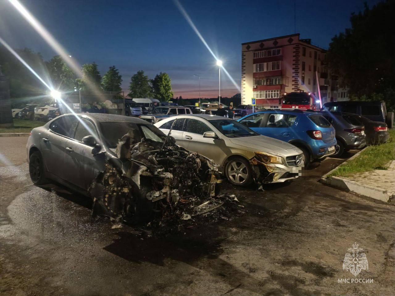 В Елабуге подожгли три автомобиля на парковке во дворе дома Сегодня ночью в Елабуге на парковке одного из домов по проспекту Нефтяников загорелись несколько автомобилей. Как стало известно «Татар-информу» от ГУ МЧС России по РТ, предварительная причина пожара – поджог. В результате пожара пострадали три автомобиля: у Alfa Romeo Giulia повреждена передняя часть, панель приборов и моторный отсек, у автомобиля Mercedes-Benz сгорели правые фары, крыло, бампер и колесо, у легковушки Kia Cerato повреждены зеркало, повторитель поворота и правая фара. К счастью, пожарные потушили возгорание. Подпишитесь: