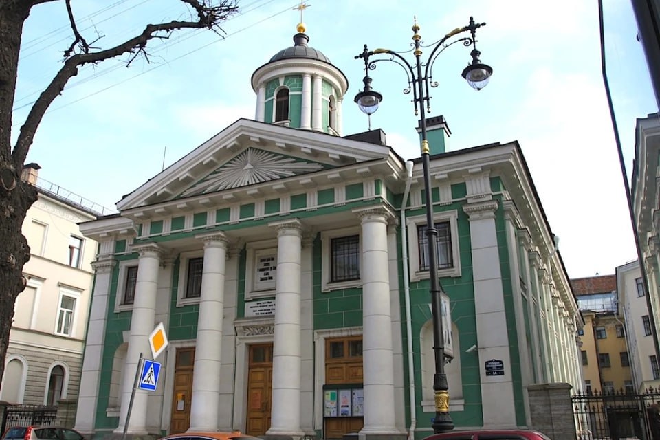 Отец в рясе но не от Бога как лжесвященник терроризировал лютеранский храм Полгода 45 летний мужчина в поддельной рясе досаждал прихожанам лютеранской церкви Святой Марии на Большой Конюшенной кричал на концертах требовал называть его отцом пил пиво в зале и приставал к женщинам Кульминацией стал инцидент когда он ворвался в помещение для переодевания музыкантов Росгвардия задержала дебошира за мелкое хулиганство других объяснений он дать не смог Евангелическо лютеранская Церковь Святой Марии Читай нас в MAX Читай нас в Telegram