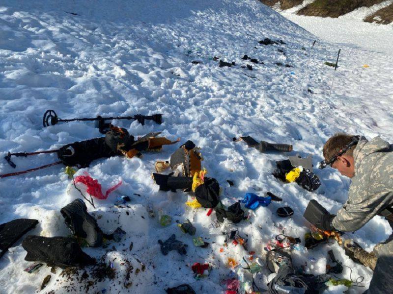 Приговор по делу о гибели двух человек под лавиной на Камчатке оставлен в силе Елизовский райсуд признал 34 летнего Алексея Чепуштанова и 83 летнего Константина Лангбурда виновными в оказании небезопасных услуг ч 3 ст 238 УК РФ В марте 2024 года на перевале Красноармейском сошла лавина на зарегистрированную группу из 11 человек Погибли 19 летний юноша и 44 летняя женщина По версии следствия всё произошло из за ненадлежащей оценке опасности маршрута при неблагоприятной погоде Чепуштанов получил три года колонии общего режима Лангбурд три года условно Осуждённые пытались обжаловать приговор ссылаясь на несчастный случай но суд оставил решение в силе Mы в MAX Предложка Чат