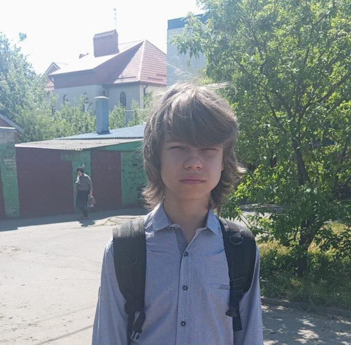 Мальчик пропал в Ростове, он вышел из гимназии около 17:00 и до сих пор не дома 14-летний Ярослав Лутченко после занятий в Донской реальной гимназии отправился в сторону улицы Скачкова, ЖК «Акварель». Последний раз его видели возле вокзала. Если вы знаете, где находится подросток, свяжитесь с матерью Ярослава: +7 938 112-36-09.