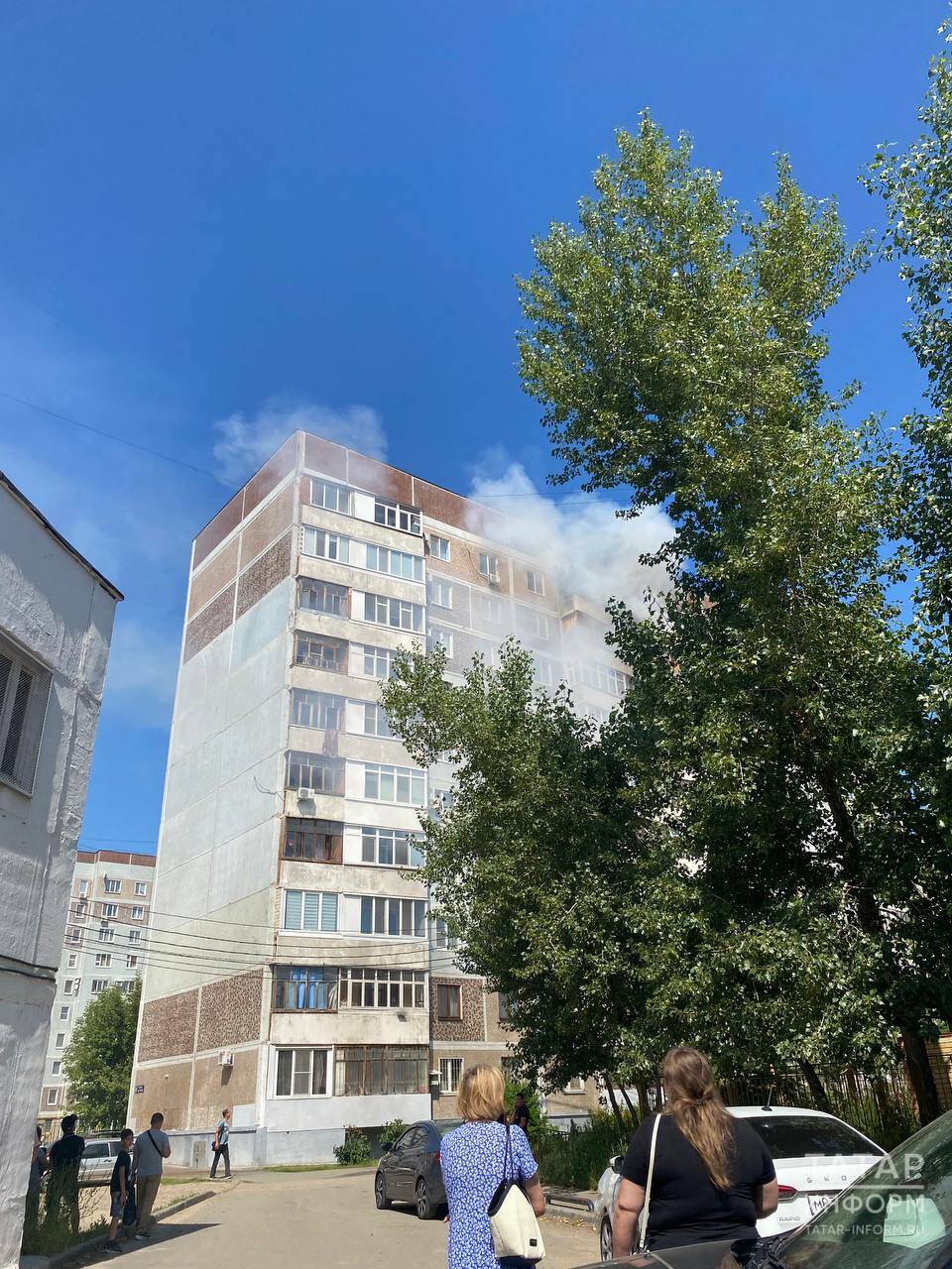  Появились подробности пожара в десятиэтажном доме на Четаева в Казани В доме №42 на улице Четаева в Казани произошло возгорание на двух балконах квартир, расположенных на десятом этаже. На данный момент пожар полностью потушен, сообщили в ГУ МЧС России по РТ. По предварительным оценкам, огонь охватил площадь в 15 квадратных метров. До приезда пожарных расчетов из горящего здания самостоятельно эвакуировались 10 человек, включая двоих детей. Подпишитесь: