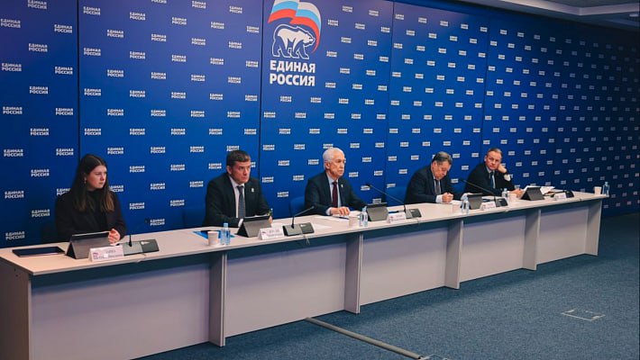 Единая Россия добьется увеличения финансирования на социально значимые направления при рассмотрении бюджета во втором чтении Ключевые направления по которым Единая Россия будет добиваться увеличения расходов в бюджете обозначил на заседании программной комиссии Председатель партии Дмитрий Медведев Первый момент касается средств выделенных на социальную газификацию Есть параметры текущего года Желательно в этих параметрах оставаться или двигаться к их увеличению поскольку это очень важный проект Он был сформирован нашей партией и поддержан Президентом Второе Важно не допускать даже временного снижения финансирования капитального ремонта школ По планам к 2028 году объём средств на эти цели должен увеличиться практически вдвое Третье дополнительные ресурсы на лекарственное обеспечение Особенно на пациентов лечение которых требует дорогостоящих медикаментов акцентировал внимание Дмитрий Медведев Помимо этого он отметил что в проекте бюджета необходимо наращивать финансовое обеспечение дорожной деятельности Также должно быть предусмотрено дополнительное финансирование на развитие села Речь идёт о приоритетных направлениях малого агробизнеса льготном кредитовании аграрных товаропроизводителей о субсидировании логистики сельхозпродукции и продовольствия особенно в части касающейся экспорта указал председатель партии Важная задача поддержка участников специальной военной операции и членов их семей Телеграм канал Тезис