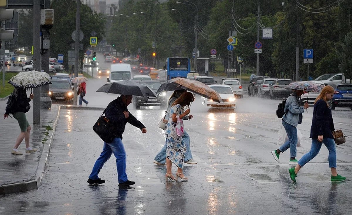Экстренное предупреждение от МЧС: В ближайшие два часа и до завтра Москву накроет ливень, гроза и ветер до 15 м/с. МоскВайб - подписаться
