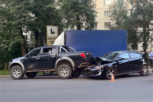 Сотрудники Госавтоинспекции устанавливают обстоятельства ДТП в Угличе, с участием 3-х автомобилей 28.07.2025 около 17:31 на перекрестке Рыбинского шоссе и ул. Часовой г. Углича произошло ДТП. По предварительной информации столкнулись 3 автомобиля грузовой «АФ», под управлением водителя 1996 г.р., «Хендай» под управлением девушки 2002 г.р., «Мицубиси» под управлением водителя 1964 г.р. В результате ДТП водителю автомобиля «Хендай» назначено амбулаторное лечение. По данному факту сотрудниками полиции проводится проверка, устанавливаются все обстоятельства произошедшего. Фото Угличская газета