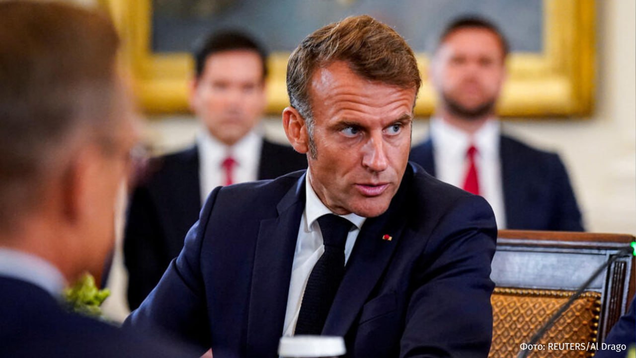 Париж вызвал посла Италии после резких высказываний Сальвини в адрес Макрона Об этом сообщают местные СМИ Сальвини жёстко раскритиковал президента Франции за его позицию по Украине и предложения по отправке европейских войск Итальянские солдаты на Украине Абсолютно нет Если Макрон этого хочет пусть идёт сам надевает каску и берёт винтовку высказал он В Париже отметили что такие заявления противоречат духу доверия и подрывают недавнее сближение двух стран в том числе в вопросе поддержки Украины Это не первый выпад Сальвини против Макрона ранее в марте он назвал президента Франции сумасшедшим обвиняя его в подталкивании Европы к войне с Россией Больше новостей тут МАХ Отправить новость
