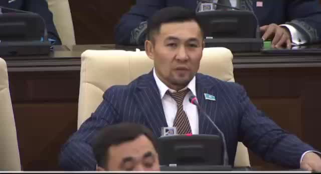Депутат Ардак Назаров поздравил маму с днем рождения на заседании Мажилиса
