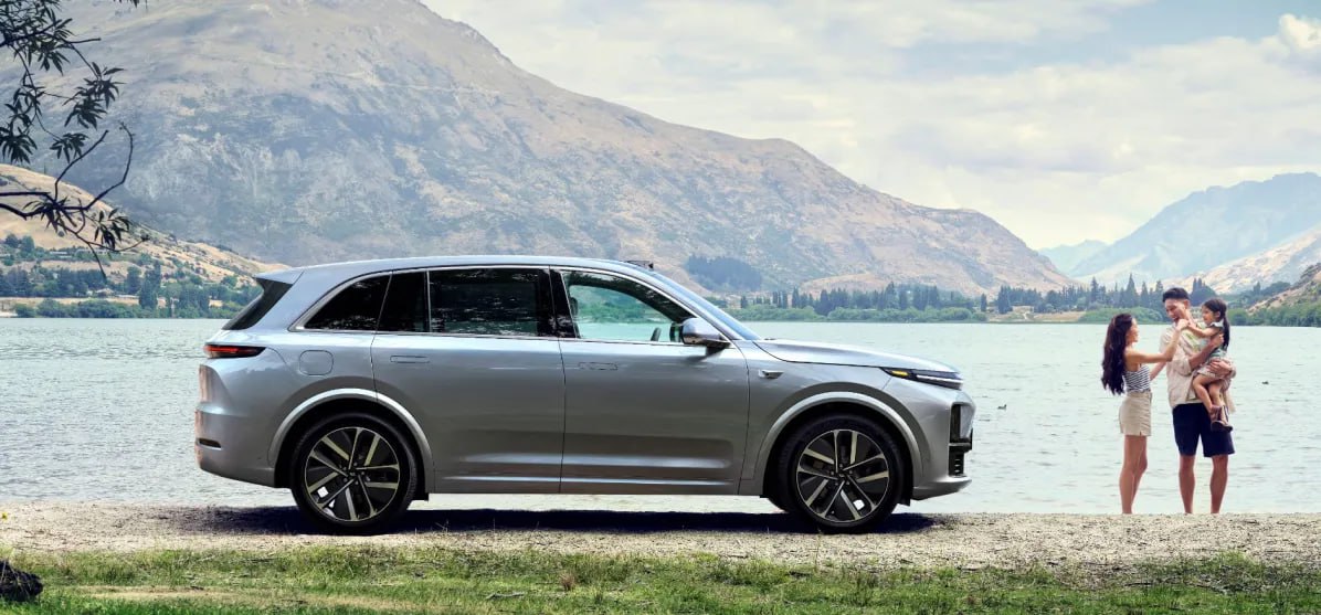 Китайский бренд Li Auto официально вышел на российский рынок - компания Sinomach Auto, представляющая интересы автопроизводителя в России, выбрала 32 официальных дилера. Об этом сообщила пресс-служба Sinomach Auto, уточнив, что уже начались поставки автомобилей 2025 года выпуска, хотя точное количество машин не раскрывается. Первый дилерский центр планируется открыть в конце мая, как рассказал заместитель главы филиала Sinomach Auto Дмитрий Роткин.