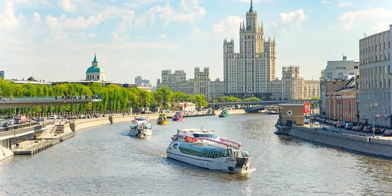 Парад судов на Москве реке 24 апреля 10 судов включая электросудно и гибридную Стрельну стартуют в 10 50 от Котельнической набережной Пройдут под шестью мостами финиш у Новоандреевского моста Парад возглавит современное электросудно Москва порт пяти морей За прошлую навигацию рекордные 360 тыс круизных пассажиров всего более 3 8 млн поездок Парад судов на Москве реке 24 апреля 10 судов включая электросудно и гибридную Стрельну стартуют в 10 50 от Котельнической набережной Пройдут под шестью мостами финиш у Новоандреевского моста Парад возглавит современное электросудно Москва порт пяти морей За прошлую навигацию рекордные 360 тыс круизных пассажиров всего более 3 8 млн поездок   www mos ru news item 168976073 Фото пресс служба ГУП Мосгортранс