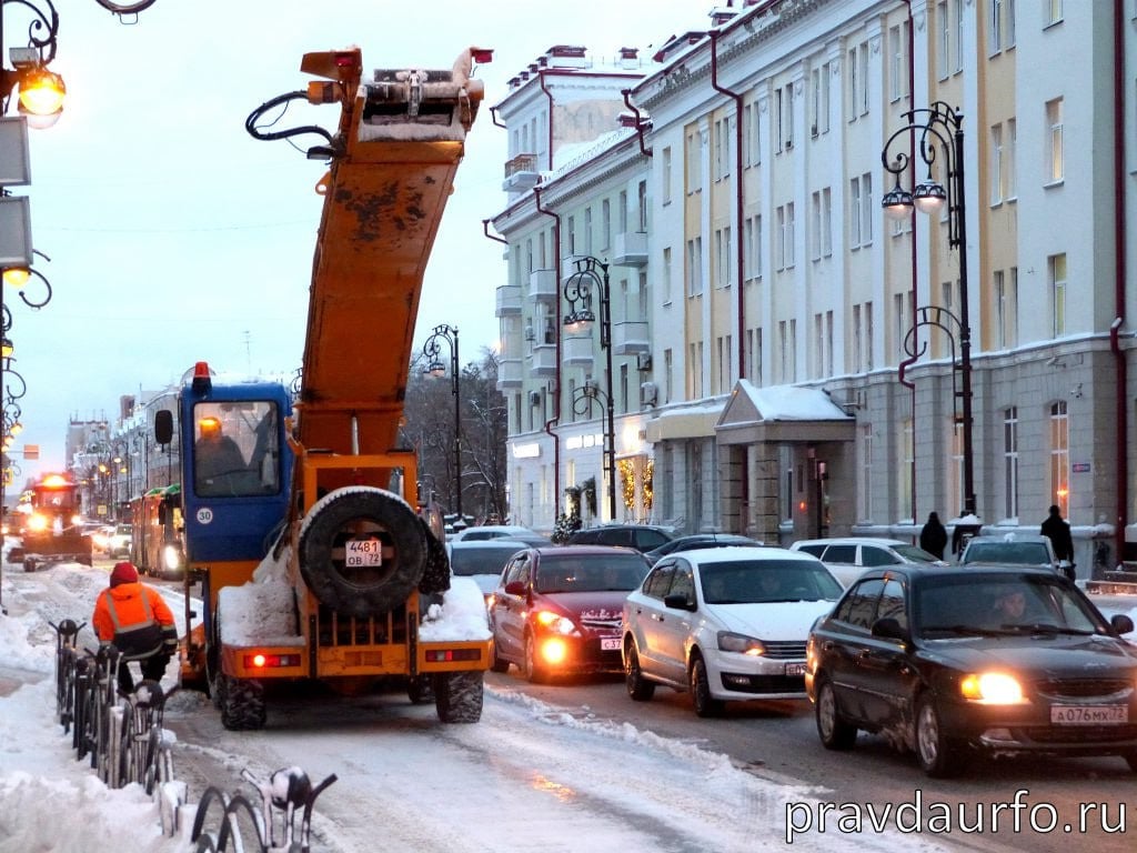 «Зеленые» зовут прокуроров покопаться в химикатах на тюменских полигонах  Представители федерального экосообщества подняли болезненную для 860-тысячной Тюмени тему эксплуатации нелегальных снежных полигонов, где год за годом размещаются сотни тысяч загрязненного отходами и токсичными веществами снежные массы. Планы строительства трех оборудованных площадок были обозначены еще в 2016 году, но в строй введена, и то лишь частично, одна.  Между тем, еще несколько лет назад РПН рассчитал ущерб от деятельности объекта на улице Тополиной, превысивший 530 млн рублей. Деньги, однако, так и не взысканы, а материалы перекочевали сначала в прокуратуру, а потом в МВД, где затерялись.  Судя по настрою в мэрии, ввода в эксплуатацию хотя бы еще одного полигона предстоит ждать как минимум несколько лет. Терриконы из снега с химикатами продолжают возвышаться в высоту до 10 метров, почвы и акватория Туры получают новые порции токсинов, а ситуация грозит вылиться в очередные вспышки социального напряжения, как уже было ранее.  Подробнее на «Правде УрФО»