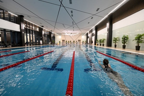 В России с 1 декабря впервые заработают ГОСТы на плавательные бассейны Вступают в силу несколько документов которые обозначат рекомендации по микроклимату и услугам оказываемым на их территории Согласно стандарту система вентиляции и кондиционирования воздуха помещений с ваннами бассейна должна обеспечивать тепловой комфорт высокое качество воздуха и низкий уровень шума передаёт РИА Новости Содержание хлора в воздухе должно быть не более 0 1 мг на кубометр а хлороформа не более 0 05 мг на кубометр присутствие озона не допускается Вентиляционное оборудование должно обладать повышенной коррозионной стойкостью к агрессивной среде ГОСТы не всегда носят обязательный характер но их могут признать такими если существует прямая отсылка в законе контракте или техрегламенте Подписаться на Говорит Москва Telegram VK MAX