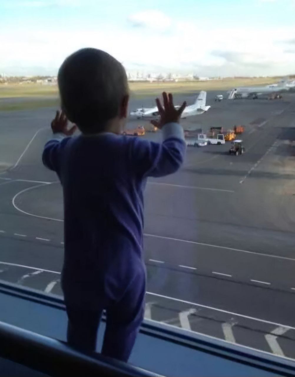 Десять лет авиакатастрофе над Синаем Каждое 31 октября в 7 14 в храме Димитрия Солунского на юго западе Петербурга собирается больше сотни человек Ровно в эту минуту в этот день в 2015 году с радаров пропал рейс 9268 летевший из Шарм Эль Шейха в Петербург Борт над Синайским полуостровом взорвали террористы погибло 224 человека в том числе семь членов экипажа С тех пор 31 е число для родственников жертв имеет четкое расписание с сакральным значением утренняя панихида посещение памятника Сложенные крылья на Серафимовском кладбище поминки и поездка к мемориалу на Румболовскую гору Они верят что всех виновных в трагедии обязательно установят Что сейчас говорят родственники жертв катастрофы в нашем материале Читай нас в MAX Подпишись на Комсомольскую правду СПб