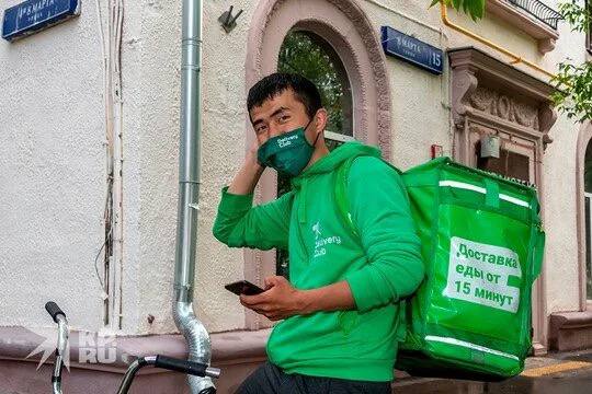 Совет улемов ДУМ РФ ограничил работу курьеров рамками шариата 1 Перевозка очевидно дозволенных грузов разрешена 2 Перевозка однозначно запретного запрещена Исключение когда она осуществляется с целью утилизации 3 Если в грузе содержится и дозволенное и запретное но преобладает дозволенное тогда доставка допускается но с условием последующей выплаты милостыни 4 Если неизвестно к какой категории относится груз например доставка осуществляется в закрытых коробках и у курьера нет сведений о содержимом перевозка разрешена Интересно теперь дилдошоны будут копаться в коробках чтобы понять придется ли им выплачивать штраф милостыню или предпочтут не знать сколько харама заказали урусы и не терять таким образом рублик за лишний заказ