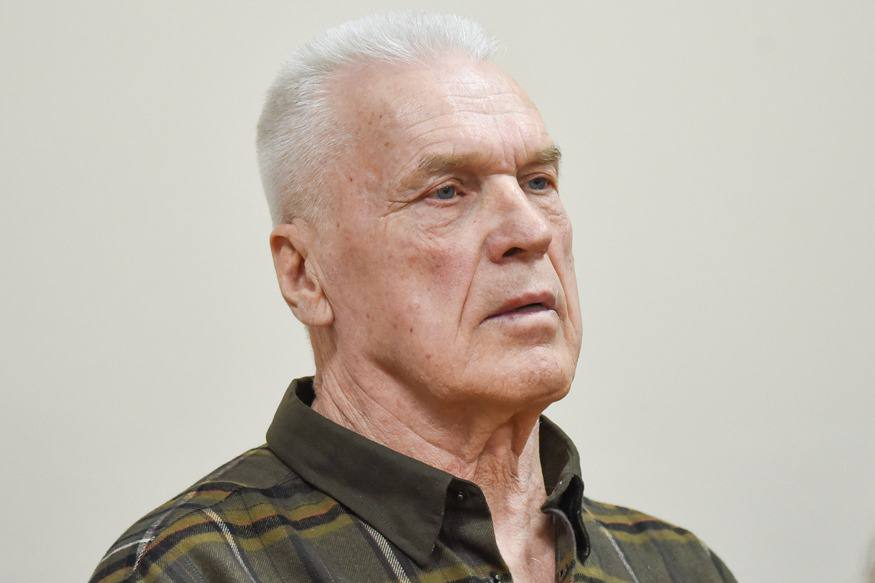 Благовещенский суд вынес решение об условно досрочном освобождении известного строителя Александра Синькова Однако минимум 15 дней он будет находиться в колонии Благовещенска Если за это время сторона обвинения не подаст апелляцию то Александра Синькова выпустят на свободу Руководитель строительной компании и двое его подчиненных были осуждены по обвинению в хищении 132 миллионов рублей при строительстве здания для МВД в селе Екатеринославка В январе 2025 года Благовещенский городской суд признал главу компании Александра Синькова виновным в мошенничестве на 132 миллиона рублей и назначил наказание в виде штрафа 48 миллионов рублей Прокуратура посчитала приговор слишком мягким и подала апелляцию требуя более строгого наказания Защита осужденных подала в Амурский областной суд встречные жалобы настаивая на их невиновности 30 мая Амурский областной суд изменил приговор суда первой инстанции по делу Александра Синькова и его подчиненных Главу стройкомпании приговорили к четырем годам колонии и взяли под стражу прямо в зале суда В понедельник 1 декабря суд принял решение об условно досрочном освобождении известного амурского строителя ampravda