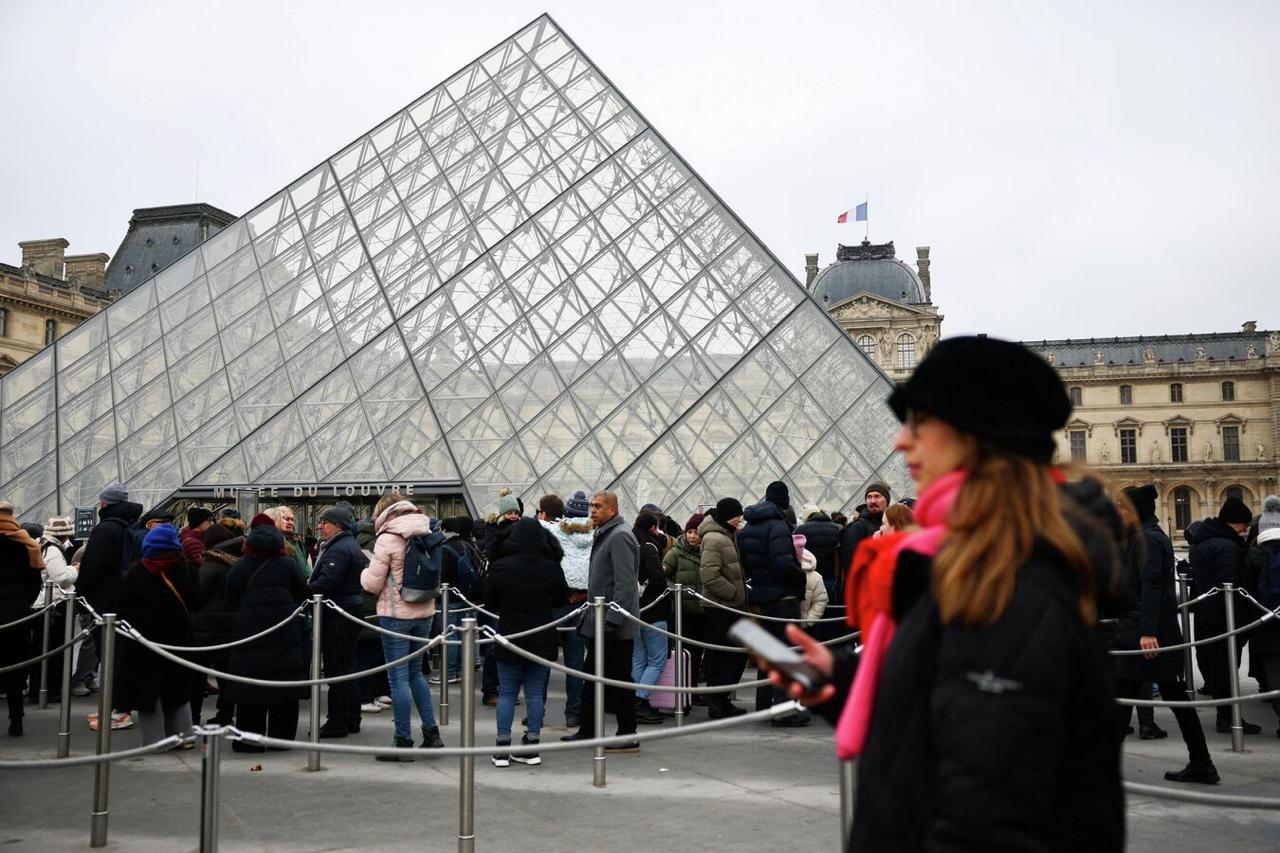 Сотрудники Лувра украли у музея около 10 миллионов евро порядка 917 миллионов рублей Работники создали мошенническую схему и проводили экскурсии в обход кассы по завышенным ценам Они могли действовать как минимум с 2024 года В результате девять человек были задержаны