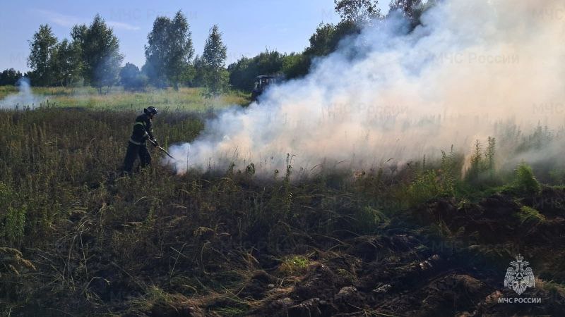В Орловской области снова горит трава По данным орловских синоптиков на всей территории Орловской области зарегистрирован 3 класс пожарной опасности. В жаркую сухую погоду необходимо особенно тщательно соблюдать правила пожарной безопасности. Вчера сотрудники 38-й пожарно-спасательной части выезжали в деревню Боевка Урицкого района, где потушили возгорание сухой травы на 200 квадратных метров. МЧС России напоминает: не поджигай сухую траву; не разжигай костры в сухую и ветреную погоду; не разводи огонь вблизи строений; не позволяй детям играть с огнем и разводить костры; не бросай на землю горящие окурки и спички; всегда имей под рукой первичные средства тушения. Безопасность начинается с тебя!
