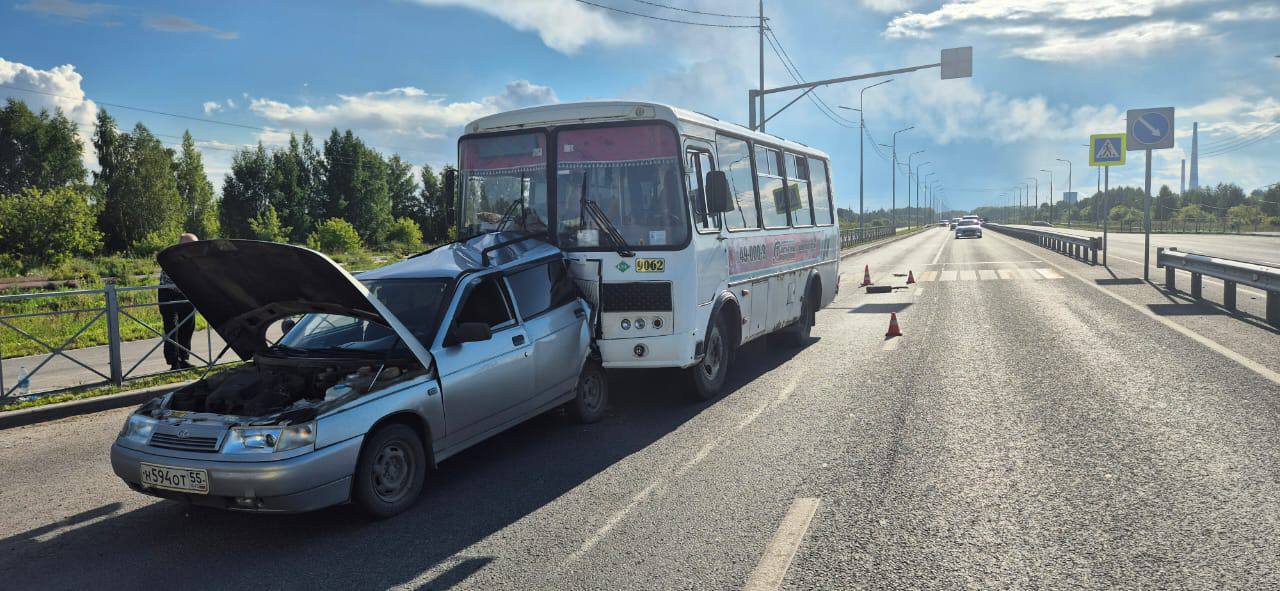 Вчера в 17.05 часов в Госавтоинспекцию поступило сообщение о дорожно-транспортном происшествии. Прибывшими сотрудниками полиции предварительно установлено, что водитель автобуса «ПАЗ» мужчина 1976 г.р., двигаясь по Сыропятскому тракту, в районе остановки «Карьер» допустил наезд на автомобиль «ВАЗ-2112» под управлением мужчины 1982 г.р., который остановился перед светофором. В результате ДТП в карете скорой медицинской помощи скончалась пассажир легкового автомобиля женщина 1956 г.р. В момент ДТП водитель автобуса не осуществлял пассажирские перевозки. Окончательно причины и обстоятельства происшествия будут установлены в ходе проверки.