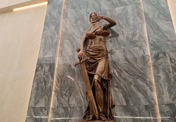 Почти 700 миллионов рублей штрафа заплатит в Новороссийске управляющая компания цементных заводов Иск в суд к крупнейшему производителю цемента в ЮФО подала Федеральная антимонопольная служба ФАС провела анализ и выяснила что темпы роста цен на цемент в 2023 году в ЮФО превысили показатели 2022 го а рентабельность в 2023 году увеличилась в два раза о сравнению с предыдущими 12 месяцами При этом экономических факторов обосновывающих рост цен на цемент не было По результатам исследования ведомство признало группу лиц управляющей компании Газметаллпроект виновной в злоупотреблении доминирующим положением Под контролем организации находятся ОАО Новоросцемент и ОАО Верхнебаканский цементный завод производящие цемент в Новороссийске Федеральная антимонопольная служба наложила на управляющую компанию оборотный штраф в размере 696 миллионов 554 тысяч 700 рублей и 42 копеек Группа лиц обжаловала решение предписание и постановление о наложении штрафа но Арбитражный суд города Москвы признал их законными сообщает пресс служба ФАС России Радио 104FМ Новая Россия