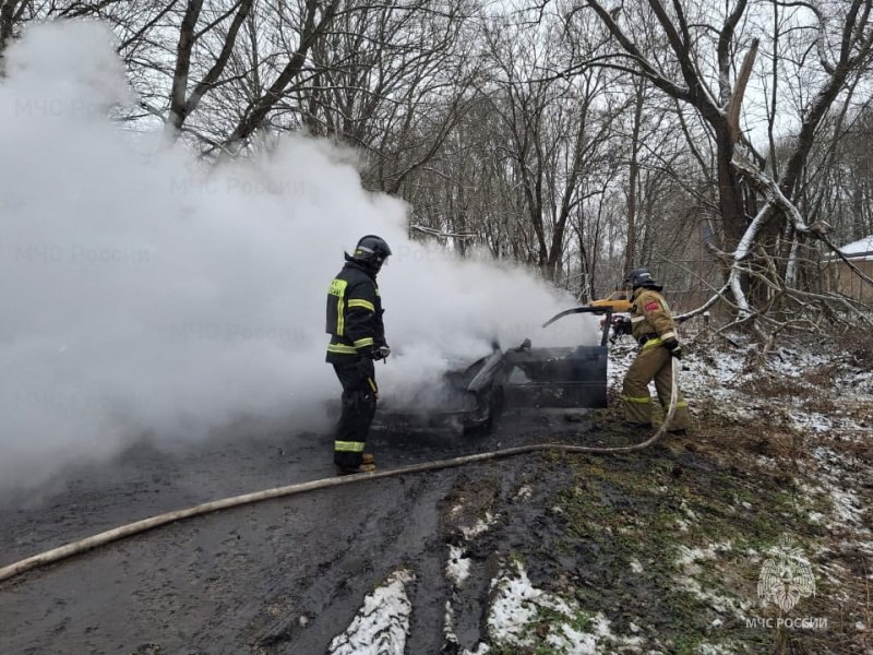 За сутки на орловских дорогах сгорело два автомобиля.   Утро 3 февраля в поселке Шаблыкино началось с возгорания автомобиля «Daewoo Nexia», пострадал моторный отсек и отделка салона.  Пожар ликвидировали, а около полудня поступил аналогичный вызов в поселке Шаблыкино. В Больничном  переулке открытым огнем полыхал «Audi 80».  Предварительной причиной пожара называют разгерметизацию топливной системы.  В первом случае причины все еще выясняются.  В этот день пострадавших не было, но спасатели напоминают, что в машине горит все: масло, бензин, резина, проводка, краска, обивка салона. Сам автомобиль в среднем сгорает за 4-6 минут. Сотрудники МЧС призывают вовремя проводить техосмотр и иметь в машине огнетушитель.