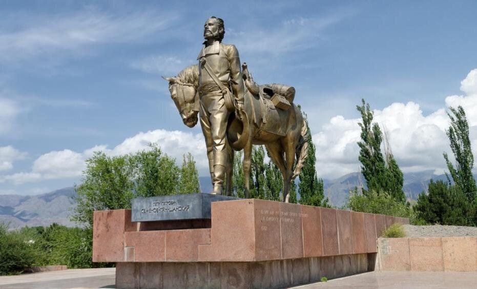 В Киргизии снесли памятник Семенову-Тян-Шанскому. Об этом пишут местные СМИ телеграм-каналы. "Жители города Балыкчы в заметили отсутствие памятника русскому географу, ботанику, энтомологу, путешественнику, коллекционеру, общественному деятелю Петру Семенову-Тян-Шанскому на привычном месте." Интересно, кому мог помешать памятник русскому ученому? Или это сделано в рамках "дерусификации"? Отмечу, что это монумент, который в 1982 году открыли вблизи от западной стороны озера Иссык-Куль в Киргизии. Место это было выбрано неслучайно. В 1850-х годах западная часть озера была совершенно неизвестна европейской географической науке, и Петр Семенов стал первым из путешественников, кто побывал здесь. Он описал увиденное в своих путевых дневниках, которые позже легли в основу нескольких научных статей, опубликованных в разных европейских изданиях.