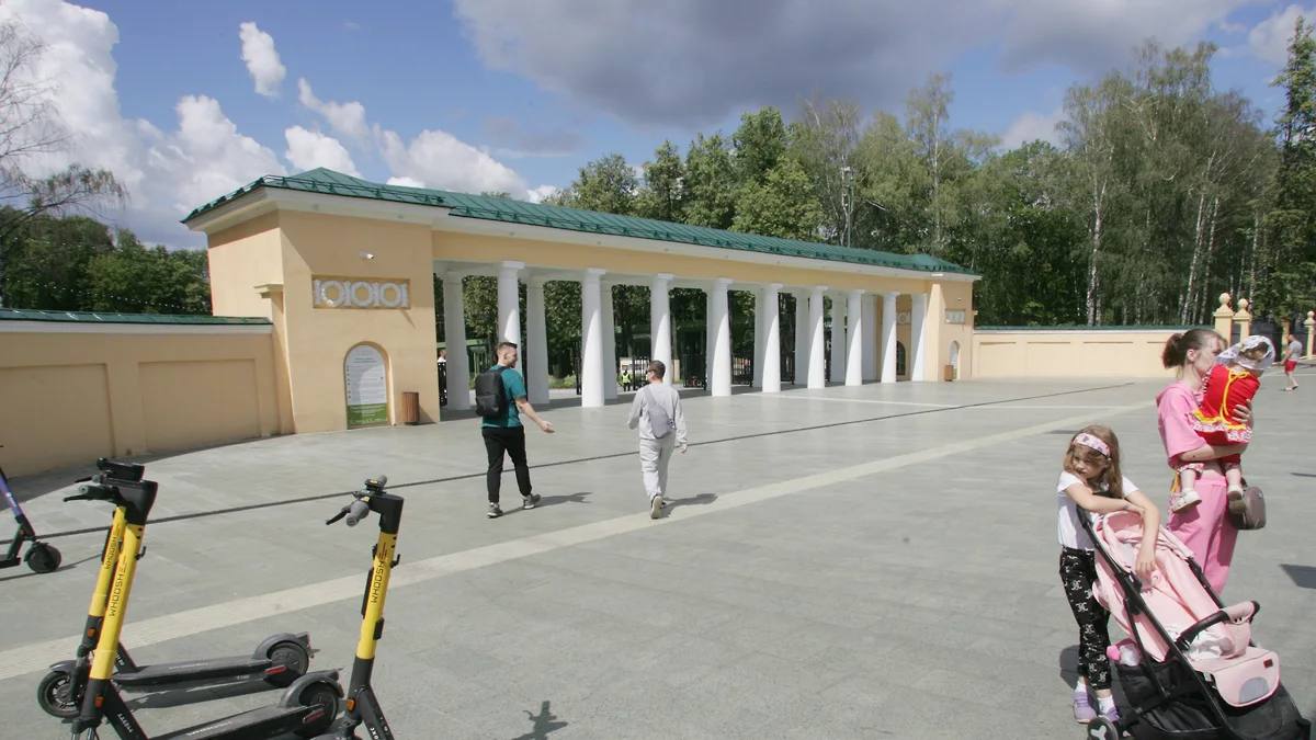 Нижнему Новгороду подали «швейцарский» счет Группа компаний ЕКС, проводившая к юбилею Нижнего Новгорода в 2021 году масштабное благоустройство парка «Швейцария», взыскала с муниципального заказчика 105,8 млн руб. за неоплату корректировки проекта. Старый договор на проектно-изыскательские работы недавно был расторгнут судом. Еще один иск от бывшего генподрядчика заявлен на 80 млн руб., но пока он приостановлен. При этом городские власти третий год пытаются добиться в суде передачи от ГК ЕКС исполнительной документации по крупнейшему проекту благоустройства и требуют устранения выявленных недостатков. Подробнее читайте на нашем сайте. Фото: Роман Яровицын, Коммерсантъ Подписывайтесь на «Ъ-Приволжье» Оставляйте «бусты»