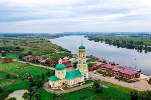 Роснефть представила новый автомаршрут по достопримечательностям Башкирии и Удмуртии   www rosneft ru press news item 222872 Роснефть Министерство предпринимательства и туризма Республики Башкортостан Министерство по туризму Удмуртской Республики представили новый межрегиональный туристический маршрут Ожерелье Камы Проект предлагает погрузиться в культурные достопримечательности регионов расположенные вдоль живописных берегов величественной реки Камы Презентация маршрута состоялась одновременно на двух АЗС Башнефть входит в Роснефть в Башкирии и Удмуртии Представители Компании и экспертного туристического сообщества поделились впечатлениями о запоминающихся местах маршрута которые расположены в двух соседних республиках