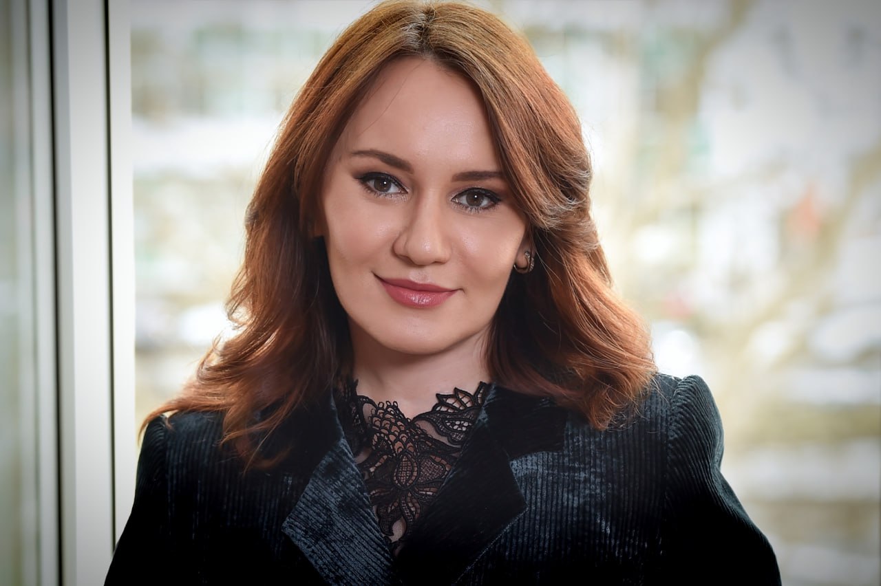 Депутат ГД Светлана Бессараб рассказала о социальных изменениях в законодательстве   Важные изменения в российском законодательстве, направленные на поддержку граждан и повышение уровня безопасности, вступят в силу с июля 2025 года. Депутат Государственной Думы Светлана Бессараб озвучила ключевые моменты новых законов.    Согласно нововведениям процессуальные документы теперь можно будет получать через портал «Госуслуги». Это упростит взаимодействие граждан с государственными органами. Участники производств по делам об административных правонарушениях смогут подавать заявления, ходатайства и протесты в электронном виде, что значительно сократит время на оформление документов и повысит доступность юридических услуг для всех слоев населения.   Кроме того, новые законы касаются борьбы с финансовыми преступлениями. Вводится уголовная ответственность для тех, кто помогает мошенникам скрывать или обналичивать украденные деньги. За передачу своей банковской карты мошенникам за вознаграждение предусмотрены штрафы от 100 до 300 тысяч рублей, а также возможность назначения обязательных работ до 480 часов или исправительных работ до двух лет. В случае серьезных нарушений наказание может включать принудительные работы до трех лет либо лишение свободы на тот же срок.   «Для лиц, не являющихся клиентами банка, но оформивших карту и передавших ее преступникам, наказание будет еще строже: штрафы могут достигать одного миллиона рублей с возможным лишением свободы на срок до шести лет. Новые меры также касаются социальной поддержки граждан с низкими доходами. Россияне, чьи доходы не превышают прожиточный минимум, и кто получает социальную помощь от государства, смогут открыть специальные банковские вклады под высокие процентные ставки. Сумма вклада ограничена 50 тысячами рублей при условии запрета внесения иностранной валюты. Заявление на открытие такого вклада можно будет подать через портал госуслуг с автоматической проверкой права на социальную поддержку. Проценты по таким вкладам будут начисляться ежемесячно и перечисляться непосредственно на указанный счет вкладчика», - прокомментировала депутат Государственной Думы от Краснодарского края Светлана Бессараб.