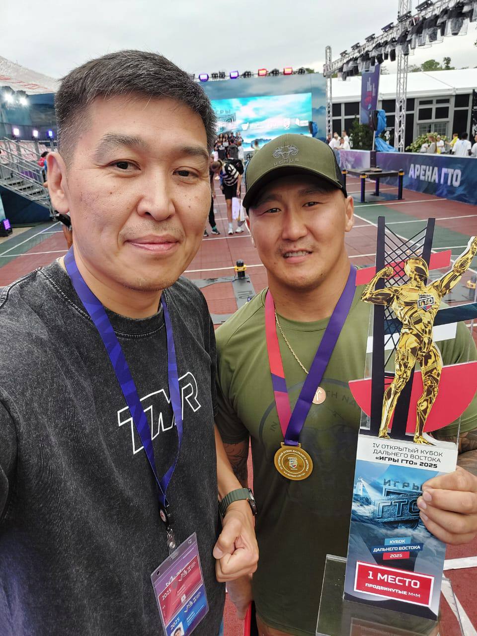 Игнат Чомчоев снова стал чемпионом Кубка Дальнего Востока по ГТО На IV открытом Кубке Дальнего Востока Игры ГТО во Владивостоке команда Якутии добилась значимых результатов Игнат Чомчоев во второй раз подряд стал победителем соревнований завоевав золото в многоборье и подтвердив звание чемпиона Его выступление продемонстрировало не только отличную физическую форму но и стойкость духа В паре с Чомчоевым участвовал Руслан Мифтахов также показав достойный результат В командном зачете Якутия вошла в число лидеров и заняла почетное третье место оставив позади ряд сильных соперников со всего Дальнего Востока В состав сборной вошли Рустам Мубараков Яна Бережецкая Николай Филиппов Александра Барашкова Леонид Зырянов и Наталья Радченко Впереди новые испытания 7 и 8 сентября состоятся соревнования юношеской команды Якутии в категории Школьники где спортсмены республики намерены продолжить успешное выступление Отмечается что участие в соревнованиях стало возможным благодаря поддержке Федерации многоборья ГТО РС Я Фонда будущих поколений РС Я Фонда развития инноваций РС Я компании Железные дороги Якутии и других партнеров Итоги Игр ГТО еще раз показали что Якутия занимает достойное место на спортивной карте Дальнего Востока Фото Канал Анатолия Семенова