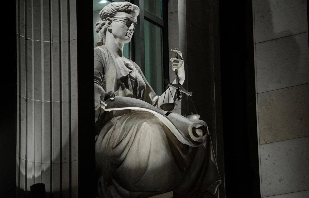 Петербургских предпринимателей наказывают крайними мерами В 2025 году суды Петербурга наложили 30 штрафов на 0 9 млн рублей на юридические лица что свидетельствует о значительном росте за последние три года Об этом сообщила глава пресс службы судов города Дарья Лебедева Из за нарушений приостановили деятельность почти 50 компаний а количество протоколов увеличилось до 77 Приостановка работы крайняя мера применяемая если другие санкции неэффективны Это приводит к полному прекращению производственных процессов что влечет за собой убытки для предпринимателей Наибольший риск приостановки деятельности наблюдается в сферах общепита торговли медицины строительства и образования а также в бизнесе с иностранной рабочей силой Сергей Ермохин ДП Подписаться на ДП в Telegram MAX