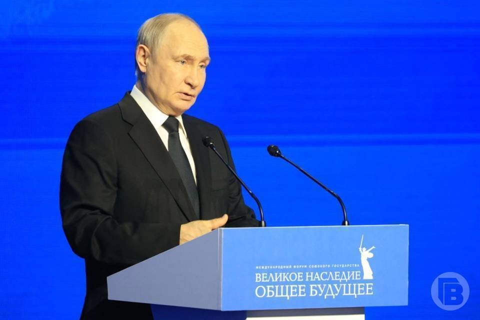 Путин отметил госнаградами ВолгГМУ депутата Соловьеву и певицу Дубцову Опубликован соответствующий указ Коллектив Волгоградского государственного медицинского университета награжден Орденом Почета за заслуги в подготовке высококвалифицированных медицинских кадров и научно педагогической деятельности Соответствующий Указ 728 накануне 15 октября подписал президент России Владимир Путин Документ опубликован на сайте Кремля Председатель комитета Волгоградской областной думы по экологии природопользованию и охране окружающей среды Ирина Соловьева награждена медалью ордена За заслуги перед Отечеством второй степени за активную законотворческую деятельность и многолетнюю добросовестную работу Кроме того уроженка Волгограда певица Ирина Дубцова удостоена медали За труды в культуре и искусстве Награда вручается за вклад в развитие отечественной культуры и искусства а также за многолетнюю и плодотворную деятельность