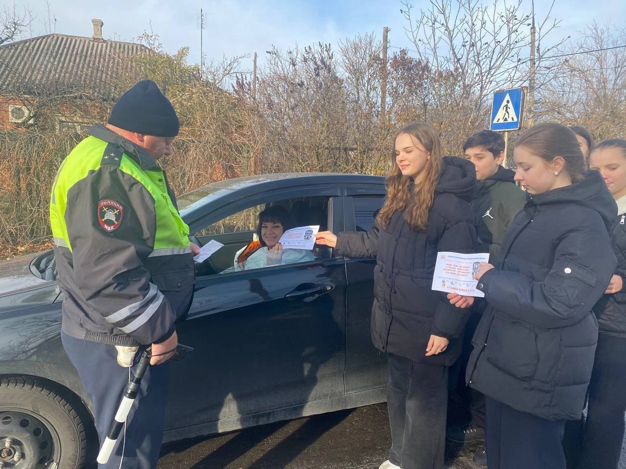 В целях  профилактики дорожно-транспортного травматизма с участием детей-пассажиров сотрудники Госавтоинспекции организовали совместное мероприятие с обучающимися "Мангушской школы №1 Мангушского м.о." по правилам дорожного движения на тему: «Соблюдай ПДД. Пристегивайся ремнями безопасности».  Ребятам объяснили, для чего нужны ремни безопасности, и что может случиться, если ими не пользоваться. Не остались без внимания и меры безопасности пешеходов при переходе проезжей части.  Инспектор по пропаганде БДД ОГИБДД РФ "Мангушский" подполковник полиции Куциянова Ю.В. напомнила ребятам о применении световозвращающих элементов при движении в темное время суток. По окончании этих уроков школьники поблагодарили полицейских за интересные занятия, на которых они узнали много нового, интересного, а самое главное нужного и необходимого для безопасного передвижения.