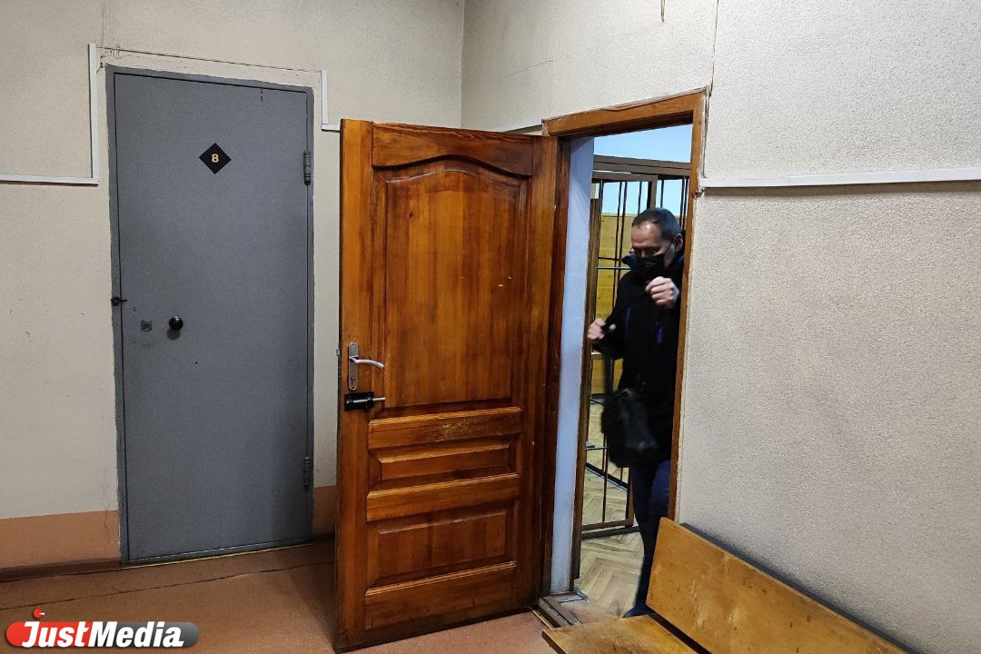 Гособвинитель запросил 13 лет строгача для бывшего свердловского замминистра ЖКХ Андрея Кислицына Его обвиняют в получении взятки в особо крупном размере Его сообщнику бывшему депутату Заксо Павлу Мякишеву обвиняемому в посредничестве во взяточничестве в особо крупном размере прокурор запросил 10 лет колонии Также обоим обвиняемым гособвинитель запросил штраф в двукратном размере взятки и запрет на работу на госслужбе Кислицына на 15 лет а Мякишеву на 7 лет По версии следствия Кислицын получил взятку в размере 4 млн рублей от компании по производству светотехнического оборудования Деньги передавал Мякишев который взял за свои услуги 2 1 млн рублей После получения взятки Кислицын поручил мэрам Заречного Артемовского Байкаловского и Гаринского городских округов заключить с нужной фирмой контракты на поставку светотехнического оборудования Обвиняемые вину не признали Мы в Max Мы в VK Мы в Дзен