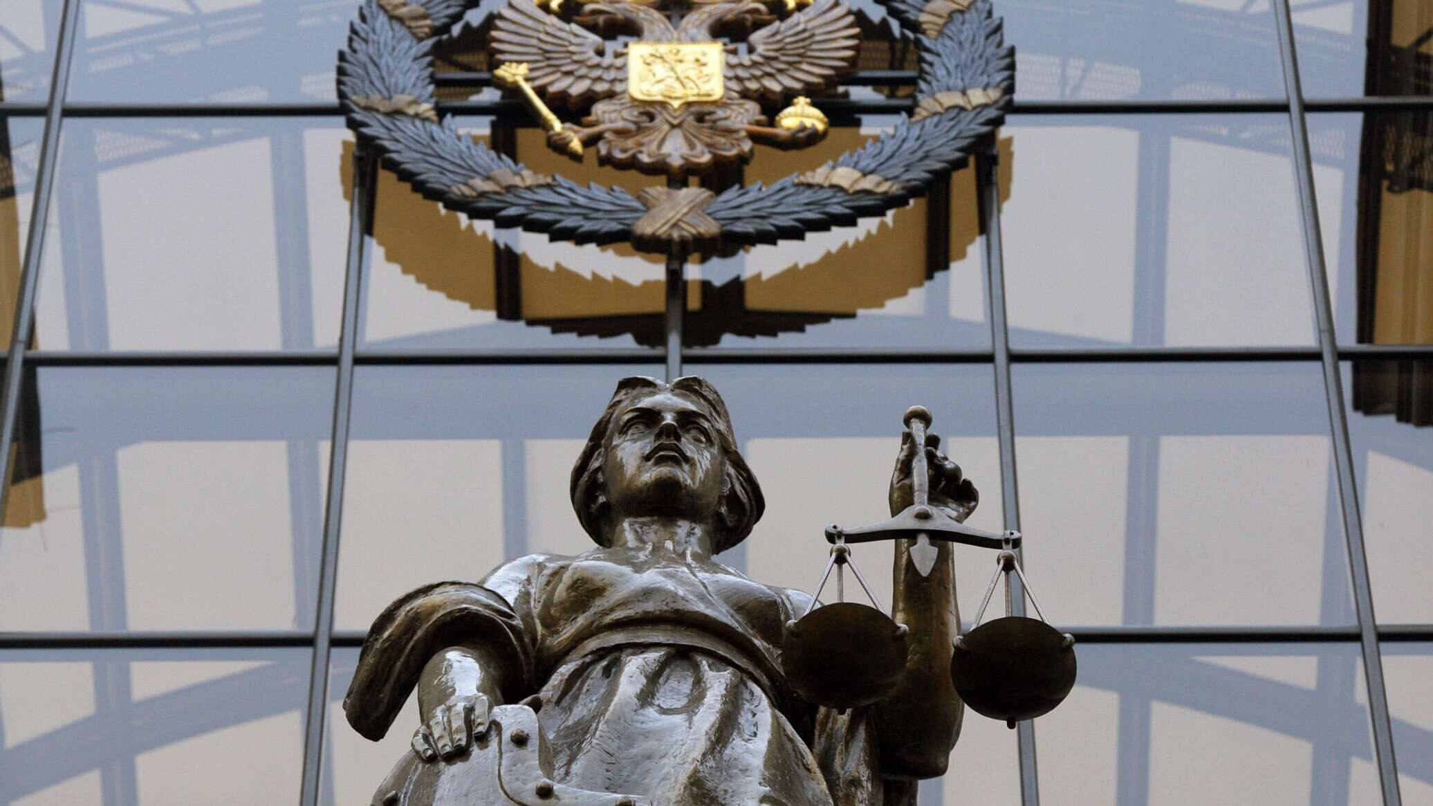 Жительницу Курска задержали при попытке перейти границу для вступления в ВСУ Подозреваемой предъявлено обвинение в покушении на государственную измену Летом 2023 года гражданка России через интернет познакомилась с украинским военнослужащим который предложил ей вступить в одно из украинских формирований Фигурантка согласилась и предприняла попытку незаконно пересечь границу двигаясь на автомобиле и пешком Российские военные обнаружили женщину с помощью беспилотника когда до позиций ВСУ оставалось около 100 метров и задержали В настоящее время курянка содержится в СИЗО ей предъявлено обвинение в покушении на государственную измену и незаконное пересечение границы Следователи также изучают обстоятельства связанные с поддельными документами Наши соцсети taplink cc themoscowpost