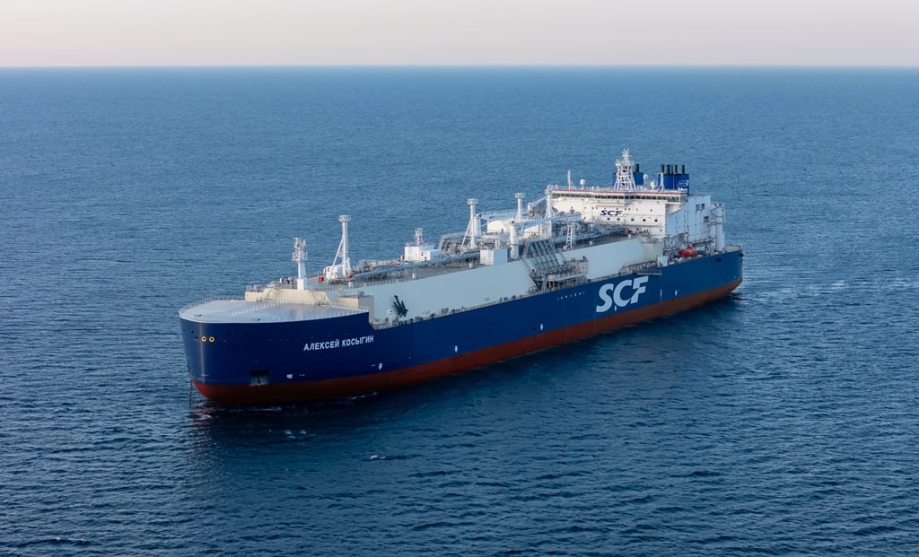 Первый российский газовоз класса Arc7 Алексей Косыгин приступил к работе в Арктике СПГ танкер поступил в распоряжение Совкомфлота Судно построено на суперверфи Звезда в Приморском крае Технические характеристики позволяют осуществлять эксплуатацию в круглогодичном режиме в том числе в районах с наиболее тяжелыми ледовыми условиями Алексей Косыгин будет ходить под флагом России и в настоящий момент предназначен для работы по проекту Арктик СПГ 2 Сам завод уже давно построен но флота для него не было Теперь он появляется К 2027 году Звезда должна сдать еще два СПГ танкера класса Arc7 Константин Двинский Подписаться