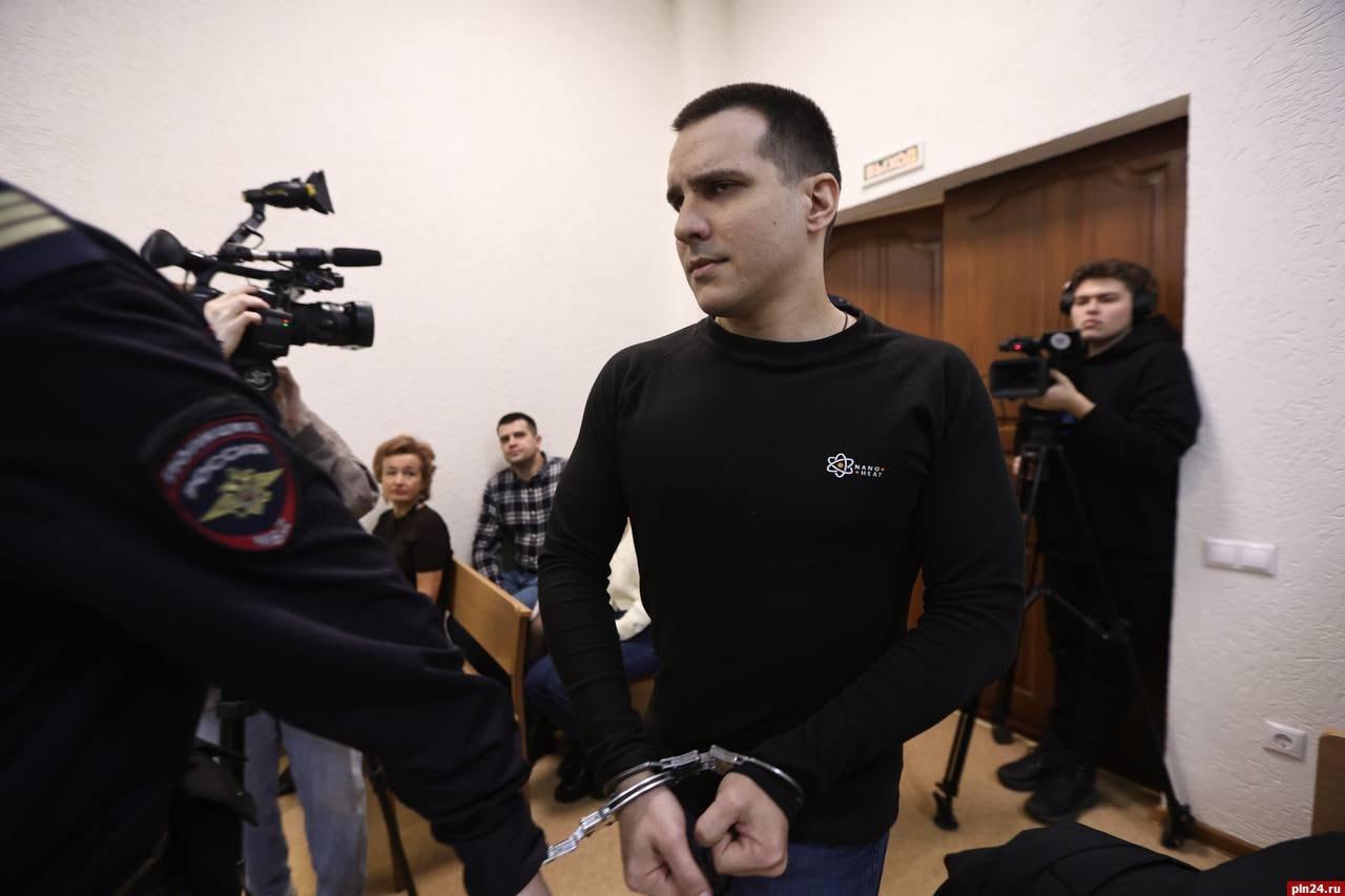 Александр Грацкий предстанет перед судом за взятку в виде земельного участка Экс заместителя главы Пскова Александр Грацкий будут судить по новому уголовному делу 10 февраля 2026 года в Псковском городском суде начнётся рассмотрение дела по части 6 статьи 290 УК РФ получение взятки в особо крупном размере По версии следствия осенью 2023 года будучи начальником управления городского хозяйства Грацкий получил во владение земельный участок в д Большая Гоголевка Псковский округ стоимостью 1 5 млн рублей Участок был оформлен на его мать Взятка якобы была дана за своевременное и беспрепятственное принятие работ по муниципальным контрактам покровительство коммерческой организации Напомним Грацкий уже отбывает 10 лет в колонии строгого режима по другому делу о коррупции а также лишён права занимать госдолжности и приговорён к штрафу в 5 7 млн рублей Теперь ему грозит новый срок по второму эпизоду злоупотреблений