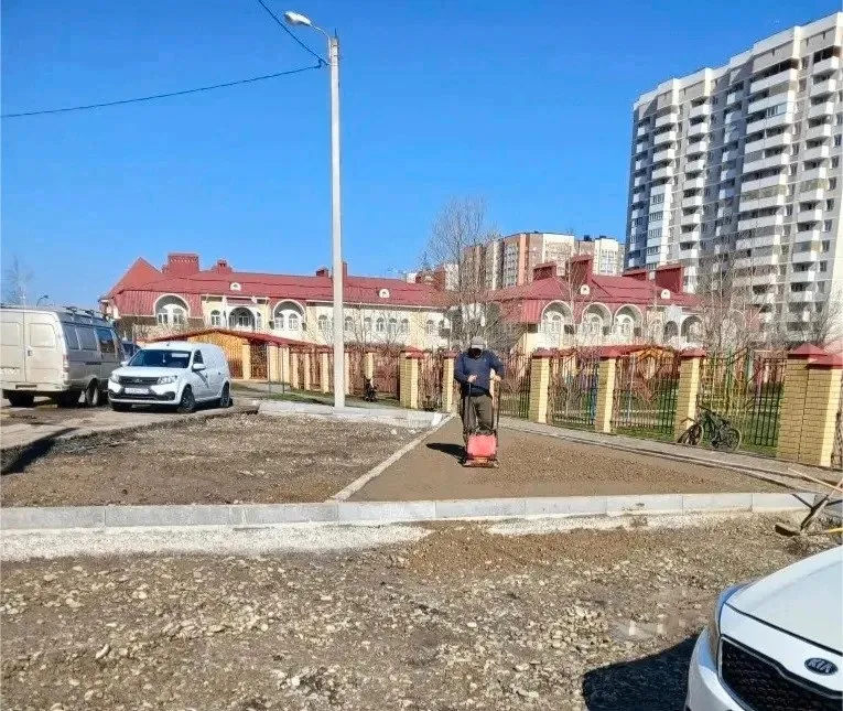 В Ставрополе благоустроят территорию возле нового корпуса школы 39 в начале года здесь открылся модульный корпус начального образования где учатся 500 ребят с 1 по 4 класс Теперь приступили к обустройству прилегающей территории Обустроим пешеходную зону и парковку более чем на 20 автомобилей упорядочим подъезд к школе Сейчас готовим систему водоотведения и основание под асфальт Работы завершим до конца апреля рассказал глава Ставрополя Иван Ульянченко На парковке установят знаки нанесут разметку предусмотрят места для маломобильных граждан Средства выделены из городского бюджета