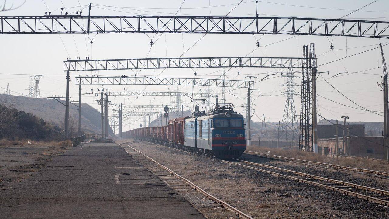 15 вагонов с российским зерном в ближайшие часы прибудут из Азербайджана на территорию Грузии а затем и Армении сказал в пресс центре гендиректор компании Алексей Мельников В ближайшие дни в страну поступит и казахстанское зерно Мельников подчеркнул что теперь есть возможность организовывать отправку и контейнерных поездов из Китая в Армению Запуск нового железнодорожного направления позволит снизить нагрузку на Верхний Ларс а также сократить стоимость доставки грузов особенно через морской участок Черного моря который является самым затратным Маршрут станет важным как для компаний осуществляющих крупные поставки зерна в Армению так и для других партнеров включая компании занимающиеся импортом нефтепродуктов Armenian Military Portal