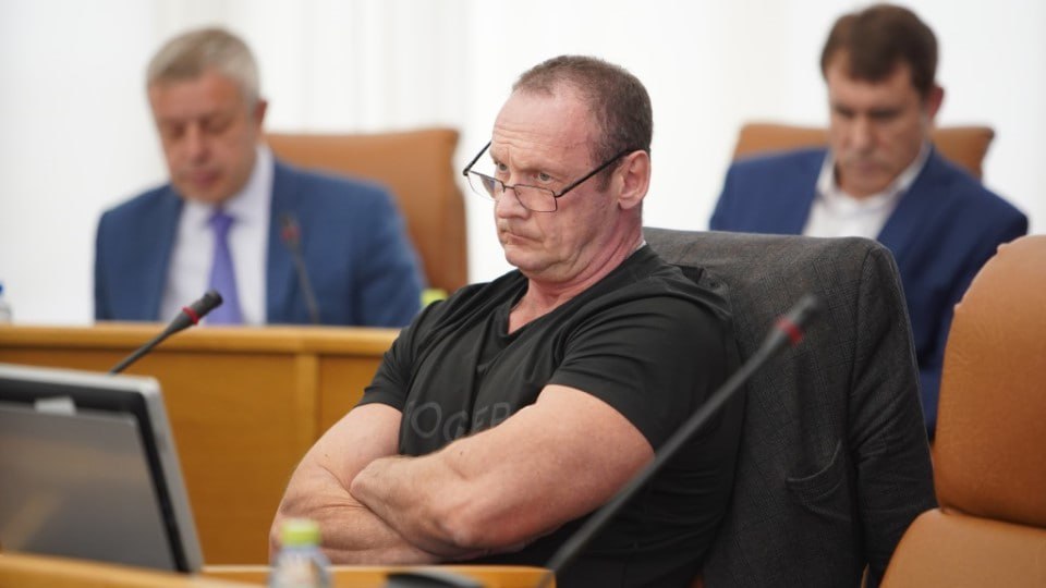 Красноярского депутата досрочно изгоняют из горсовета Депутата Красноярского горсовета Вячеслава Дюкова досрочно лишат мандата из за конфликта интересов Комиссия по этике установила что при рассмотрении обращений от организаций одной из которых он сам представляет Союз ветеранов военной разведки Дюков не уведомил совет о личной заинтересованности По закону за такое нарушение предусмотрено только одно наказание досрочное прекращение полномочий Окончательное решение депутаты примут на сессии 16 декабря Отправить сообщение Наш чат
