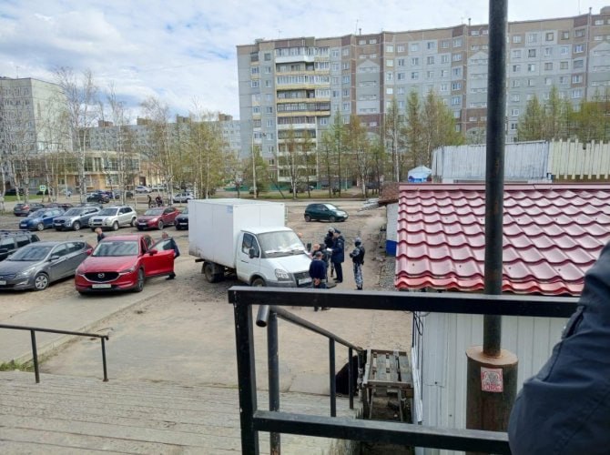 По следам наших публикаций: в Соломбале накрыли торговца Оглы, который до этого плевал на законы В Архангельске после публикации ИА «Эхо СЕВЕРА» прошла облава на торговую точку-помойку ИП Каримова Октай Дурсун Оглы. Напомним, что 13 мая журналисты «Эхо СЕВЕРА» опубликовали разоблачительный материал «Все свиньи в гости к нам» о довольно гнусной азербайджанской торговой точке в Соломбале. Оглы торговал как хотел и чем хотел, вообще, видимо, не признавая правил торговли и законов России. И всё это происходило с молчаливого попустительства властей и надзорных органов. Из выявленного беспредела: — торговля из-под полы алкоголем; — отсутствие вообще каких-либо признаков кассы — всё кэшем и без чеков; — открытые баки с консервацией; — жуткая антисанитария с кучами пищевых отходов и мусора; — товар, лежащий прямо на земле; — цены выше, чем в дорогущем «Вкусвилле»; — ценники йок. В итоге сегодня к Оглы в гости нагрянули власти, торгинспекция и надзорные органы. Редакция выражает надежду, что Оглы либо приведут в чувство, разъяснив ему на азербайджанском и русском языках правила торговли и гигиены, либо упакуют и точку ликвидируют. Все должны жить и работать в равных условиях — и граждане титульной нации, и заезжие из не совсем дружественных государств. Официально из администрации Архангельска. «По сведениям, предоставленным администрацией Соломбальского территориального округа, в целях проверки фактов, изложенных в статье „Все свиньи в гости к нам“, 14.05.2025 сотрудниками был осуществлен выход на место ведения торговой деятельности индивидуального предпринимателя Каримова. За выявленное правонарушение по факту осуществления розничной продажи товаров в неустановленном месте на индивидуального предпринимателя Каримова Октая Дурсун оглы составлен протокол об административном правонарушении от 14.05.2025 № 3, ответственность за которое предусмотрена частью 1 ст. 8.8. Областного закона „Об административных правонарушениях“».