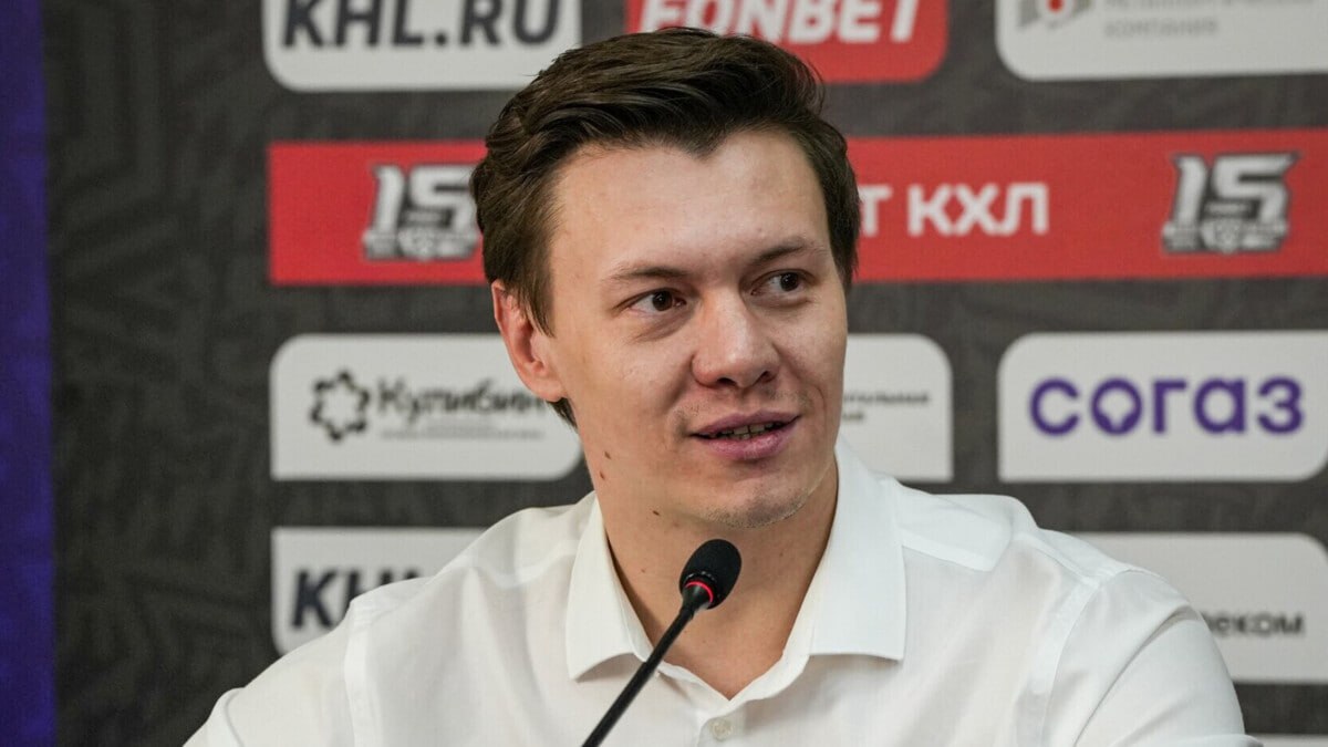 Председатель правления АНО ХК «Торпедо» Максим Гафуров заявил Матч ТВ, что ведет переговоры с некоторыми клубами НХЛ о возможном проведении матча с участием игроков из двух лиг в Нижнем Новгороде «Мы видим хорошую скорость, которую набрали строители. Но мы при этом оставляем за собой право открыть арену качественно. Не к какому‑то сроку, ради срока, а открыть арену, когда она будет действительно готова. Слава богу, у нас есть «Нагорный», мы можем начать сезон там. По прогнозам новая арена и не планировалась к старту сезона. Получится открыть раньше и порадовать болельщиков и лигу – было бы здорово». Реально ли открыть арену матчем между КХЛ и НХЛ, реализуя договоренности президентов? «Идей много, но все зависит от политических реалий, а также от даты готовности дворца. Мы знаем о потенциальных договоренностях между лигами, плюс я лично нахожусь в контакте с некоторыми клубами НХЛ. Им идея приехать тоже нравится, но тут вопрос графика, переезда, обстановки, составов клубов. Условно, согласись приехать «Детройт», в каком составе бы он приехал? Это команда, которая 9 лет не выходит в плей‑офф. Для нас это большая детская любовь, воспоминания о «Русской пятерке», но сейчас это уже совсем другая команда. Думаю, в этом плане интересен «Вашингтон» с Овечкиным или «Каролина» с русским составом. Понимаю, что есть большая «СКА Арена», но хотелось бы, чтобы та самая встреча между КХЛ и НХЛ прошла в формате серии на нескольких аренах, одной из которых стал бы дворец в Нижнем Новгороде. Петербург и Нижний – было бы идеально, даже из Москвы все бы приехали на эти матчи». ХК «Торпедо»