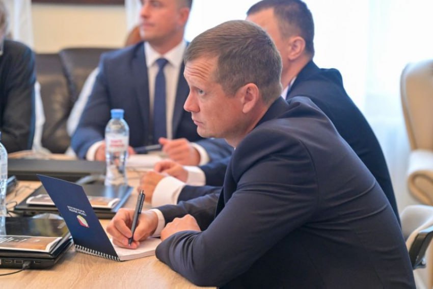 Как проходит стажировку в минсельхозе участник проекта Герои земли Воронежской Блокнот Воронеж узнал что ветеран СВО Вячеслав Левин сейчас проходит стажировку в региональном министерстве сельского хозяйства в рамках программы Герои земли Воронежской Его наставником является первый вице губернатор Сергей Трухачев Участник проекта уже погрузился в работу каждого из отделов министерства а также подведомственных учреждений Аттестационную работу Левин готовит под руководством куратора замминистра сельского хозяйства Елены Дороховой Сам ветеран СВО говорит что вырос в станице поэтому сфера АПК ему знакома Сельское хозяйство для Левина это его детство