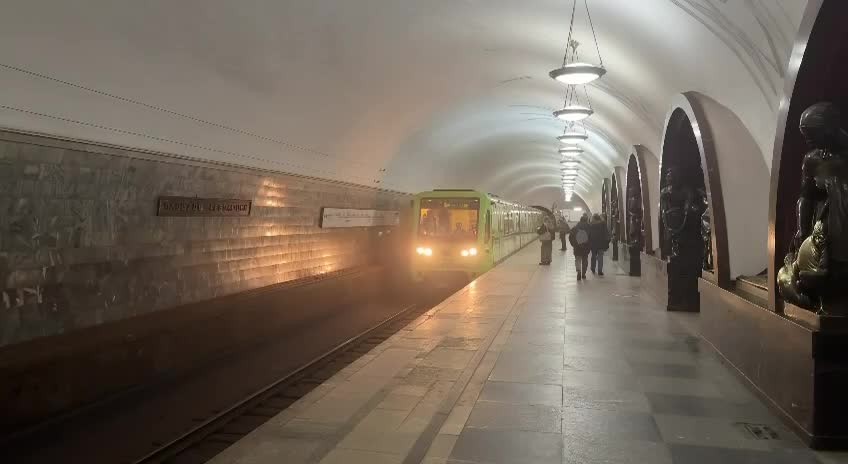 В московском метро запустили тематический поезд RT к 20-летию канала