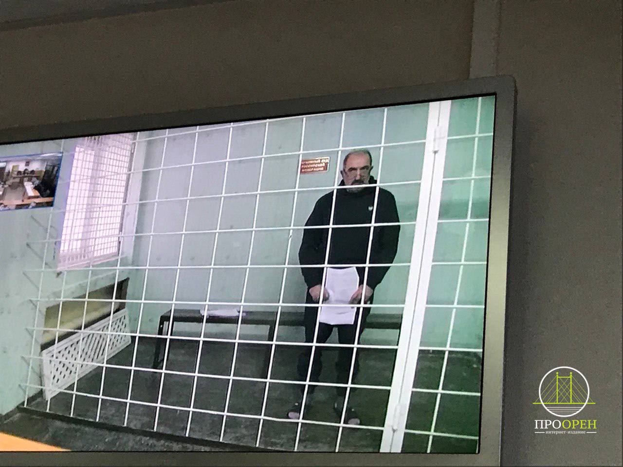 Прокуратура направила в суд дело против главы Нежинского сельсовета Про Криминал Прокурором Оренбургского района утверждено обвинительное заключение по уголовному делу в отношении главы Нежинского сельсовета Наби Османова Дело направили в суд Чиновнику предъявлено обвинение в растрате Следствие установило что в период с декабря 2023 по декабрь 2024 года Османов неправомерно применял топливные карты муниципального образования для заправки личного транспортного средства Порше Кайен и автомобилей близких родственников Фольксваген Тигуан Лада Нива Общее количество незаконно присвоенного топлива составило 640 литров Дело передано в суд для дальнейшего судебного разбирательства Ранее прокуратура региона ходатайствовала о заключении Османова под стражу ввиду угрозы влияния на ход расследования путем воздействия на очевидцев происшествия Решение суда оставлено без изменения после отклонения апелляционной жалобы обвиняемым Сайт Telegram VK Max 16 oren4oren