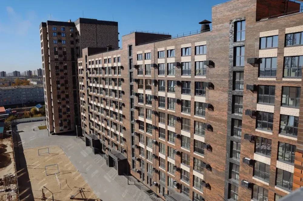 Арендные квартиры в Амурской области предоставят жителям региона уже в 2026 году в рамках программы планируется предоставить 2470 квартир Жилье возводится при поддержке Минвостокразвития и Дом РФ по программе Доступное арендное жилье сообщает региональное правительство Министр строительства и архитектуры региона Дмитрий Калугин рассказал что Амурская область взяла на себя самые большие обязательства по сравнению с субъектами ДФО в части строительства арендного жилья В рамках программы планируется до середины 2027 года предоставить 2470 квартир на территории городов Благовещенск Белогорск в селе Чигири и Октябрьского муниципального округа Первые квартиры планируется предоставить в аренду уже в начале 2026 года Программа даст возможность отдельным категориям гражданам снимать жилье за 1 3 от рыночной стоимости квартиры Подробности ТЕЛЕПОРТ РФ здесь все об Амурской области Мы в МАХ Написать нам