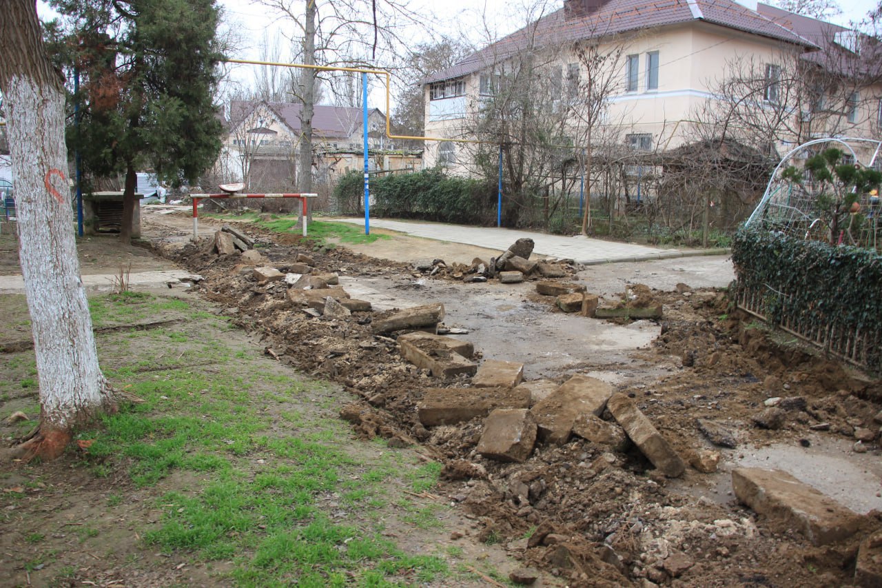 Первый пошёл! В Аршинцево началось благоустройство дворов  В микрорайоне Аршинцево приступили к демонтажным работам в рамках благоустройства придомовых территорий. Работают по ул. Парковой, 1, 2 и ул. Орджоникидзе, 56.  Напомним, в этом году в Керчи благоустроят 20 придомовых территорий. Проекты типовые: асфальтирование проездов, обустройство тротуаров, монтаж освещения, установка детских и спортивных комплексов, скамеек, урн.   Фото: администрация Керчи    Написать в редакцию : kerch24 .tv Керчь 24