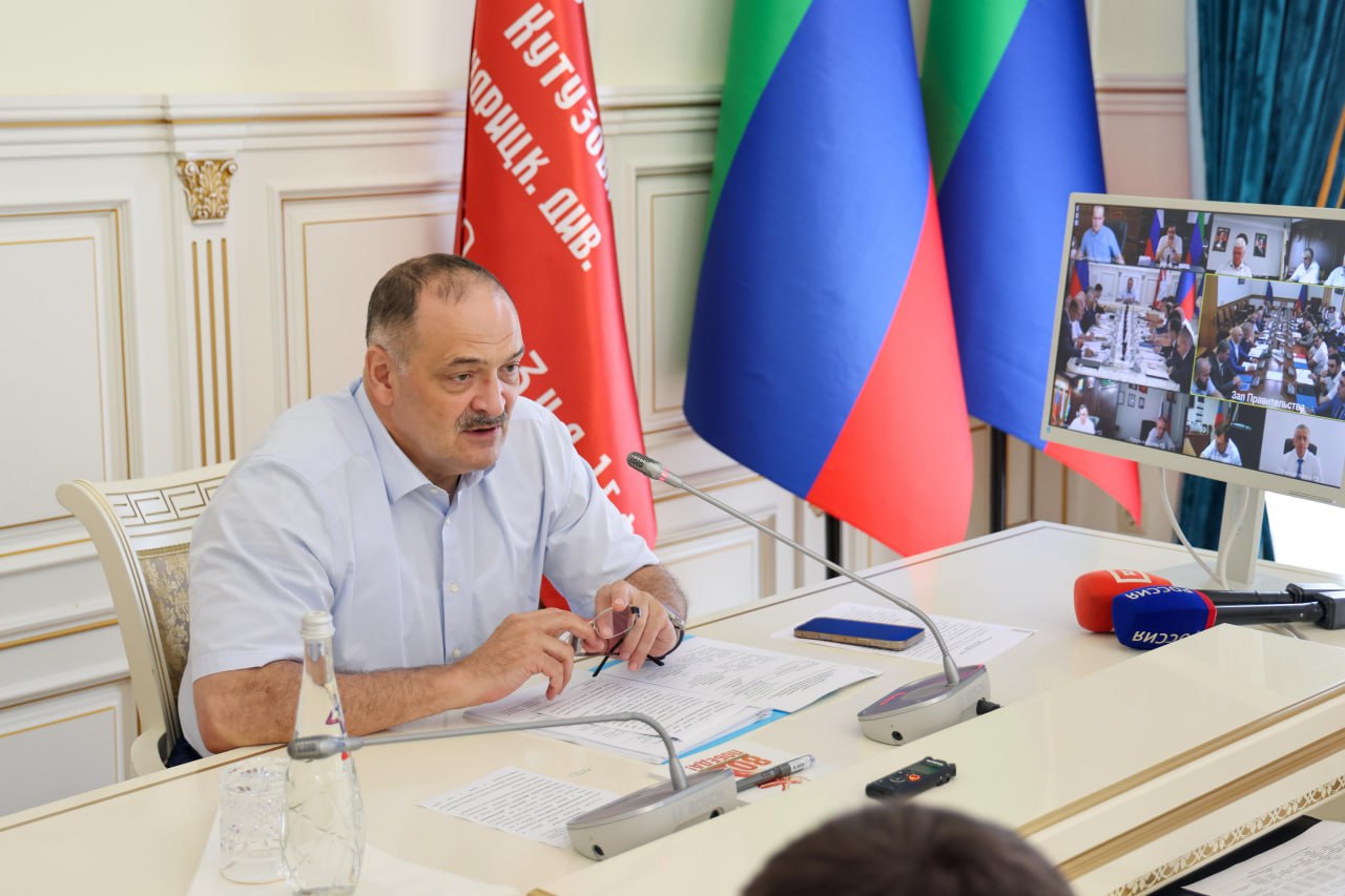 «Недопустимо, чтобы в больницы поступали некачественные лекарства или оборудование из-за сомнительных закупок», – Сергей Меликов поручил органам власти ускорить переход на централизованные закупки. Глава региона положительно оценил опыт Минтранса региона, который демонстрирует эффективную модель: все закупки в последние годы осуществляются исключительно через конкурсные процедуры, что позволило полностью исключить недобросовестных подрядчиков из отрасли. «Этот же принцип должен стать нормой для всех сфер, особенно там, где речь идет о строительстве социально значимых объектов – детских садов, школ, больниц. Приоритет необходимо отдавать компаниям с проверенным опытом реализации госконтрактов в социальном строительстве, гарантирующим качество и сроки. Централизация закупок – это не просто инструмент экономии бюджетных средств. Преимущества здесь безусловны: оптимизация затрат на администрирование закупочных процессов, единый стандарт и контроль качества закупаемой продукции. Такие закупки позволяют тщательно отбирать поставщиков и предотвращать подлог поставляемой продукции, что особенно важно в медицине. Недопустимо, чтобы в больницы поступали некачественные лекарства или оборудование из-за сомнительных закупок. Каждое ведомство, особенно Минздрав, должно внедрить эту систему», – подчеркнул Сергей Меликов, поручив министру здравоохранения региона ускорить переход на централизованные закупки.