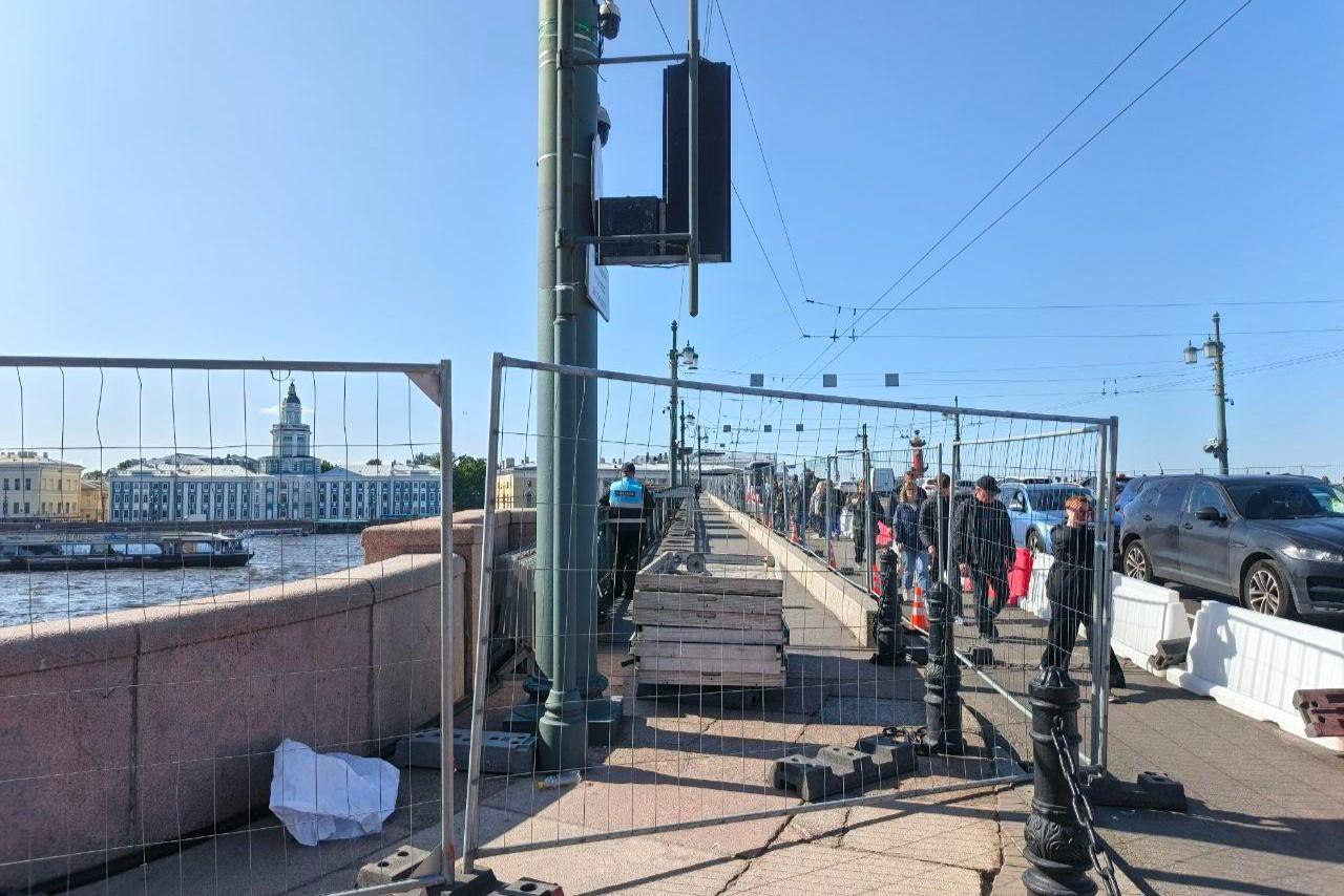 Дворцовый мост начали перекрывать ради подготовки к «Алым парусам»